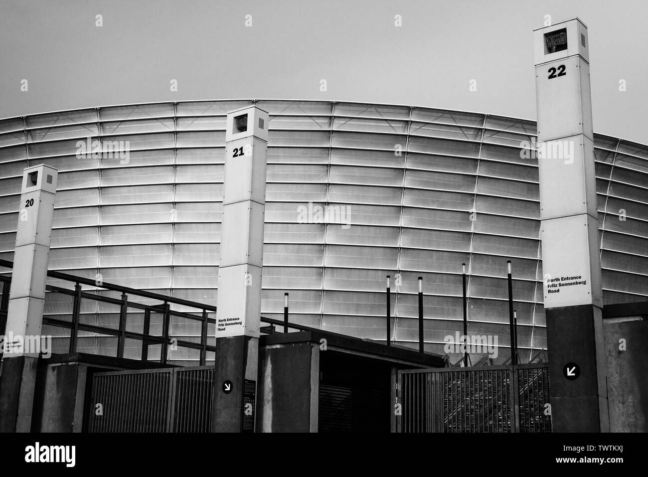 Sud Africa Cape Town Stadium è stato costruito per il 2010 Fifa Soccer World Cup nel centro dell'Oceano Atlantico sobborgo di Mouille Point Foto Stock