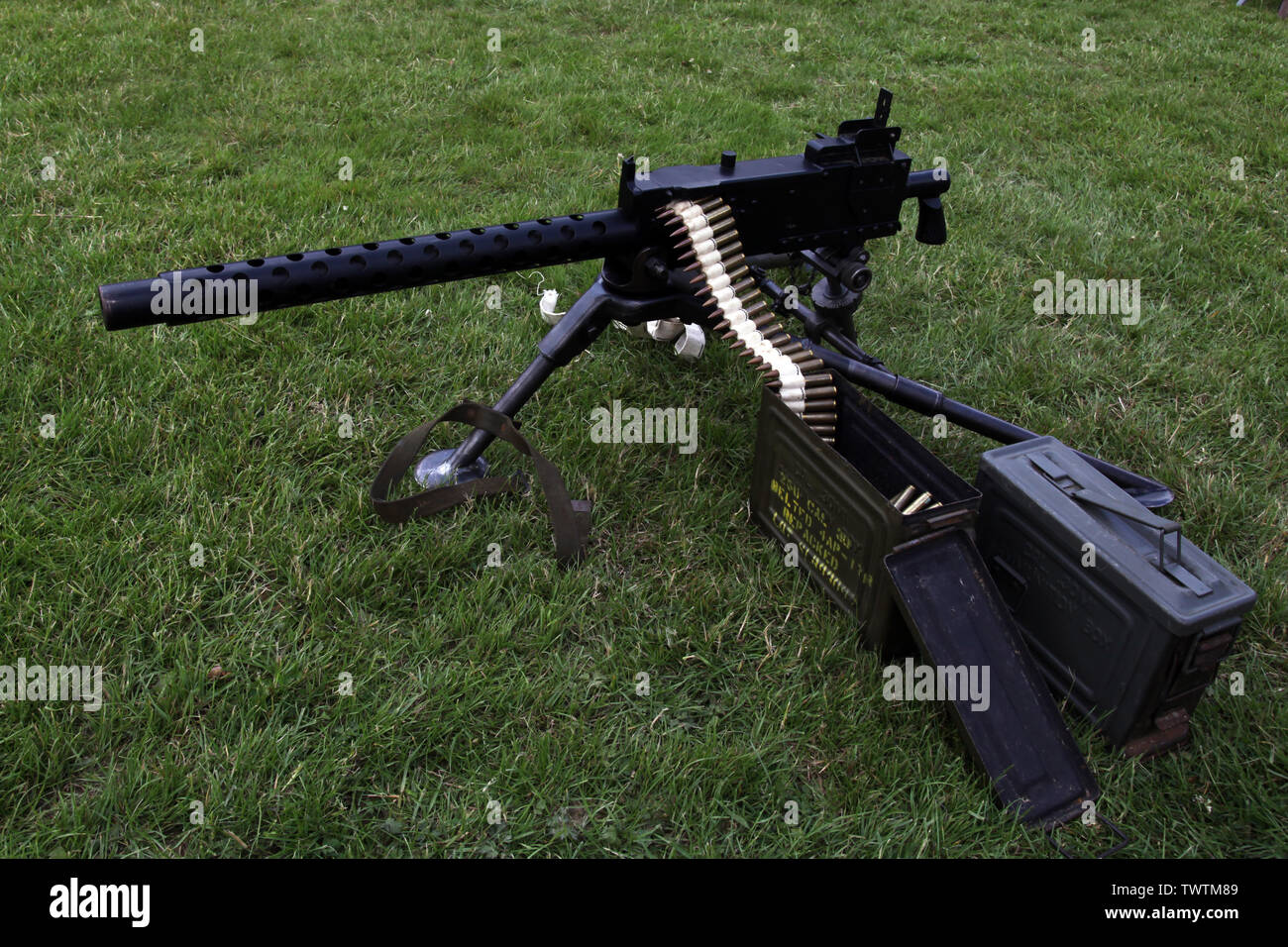 M1919 Browning mitragliatrice con munizioni sul display alla rievocazione militare evento con lo sfondo di erba Foto Stock