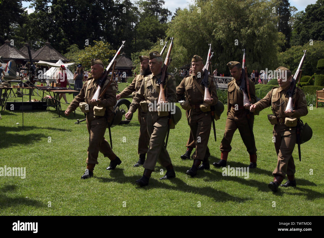 Edenbridge, Kent, Regno Unito - WW2 rievocazione storica del British Home Front in Gran Bretagna marciando attraverso un campo di sole Foto Stock