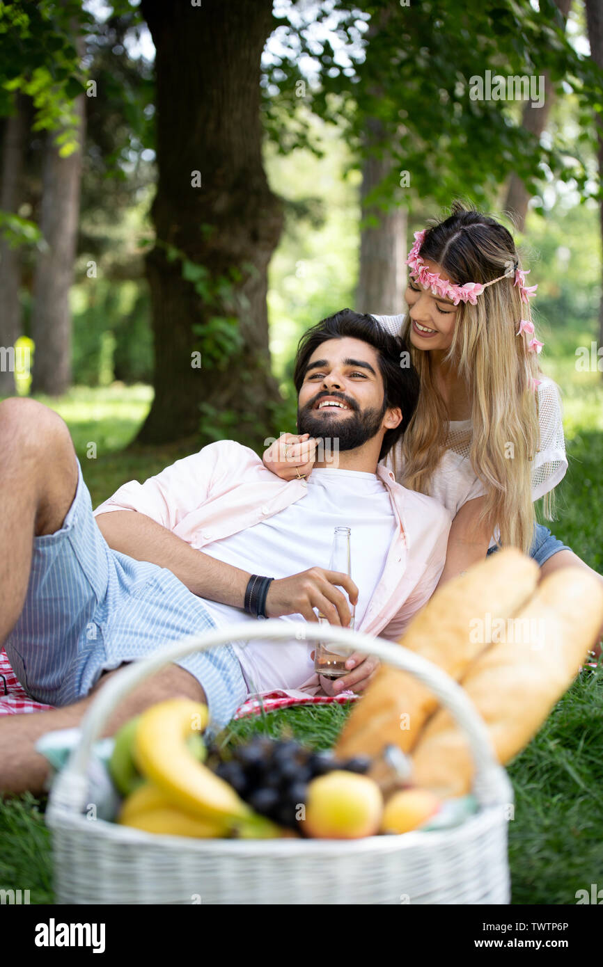 Bella coppia Giovane godendo di buon umore e fare un picnic al giorno Foto Stock