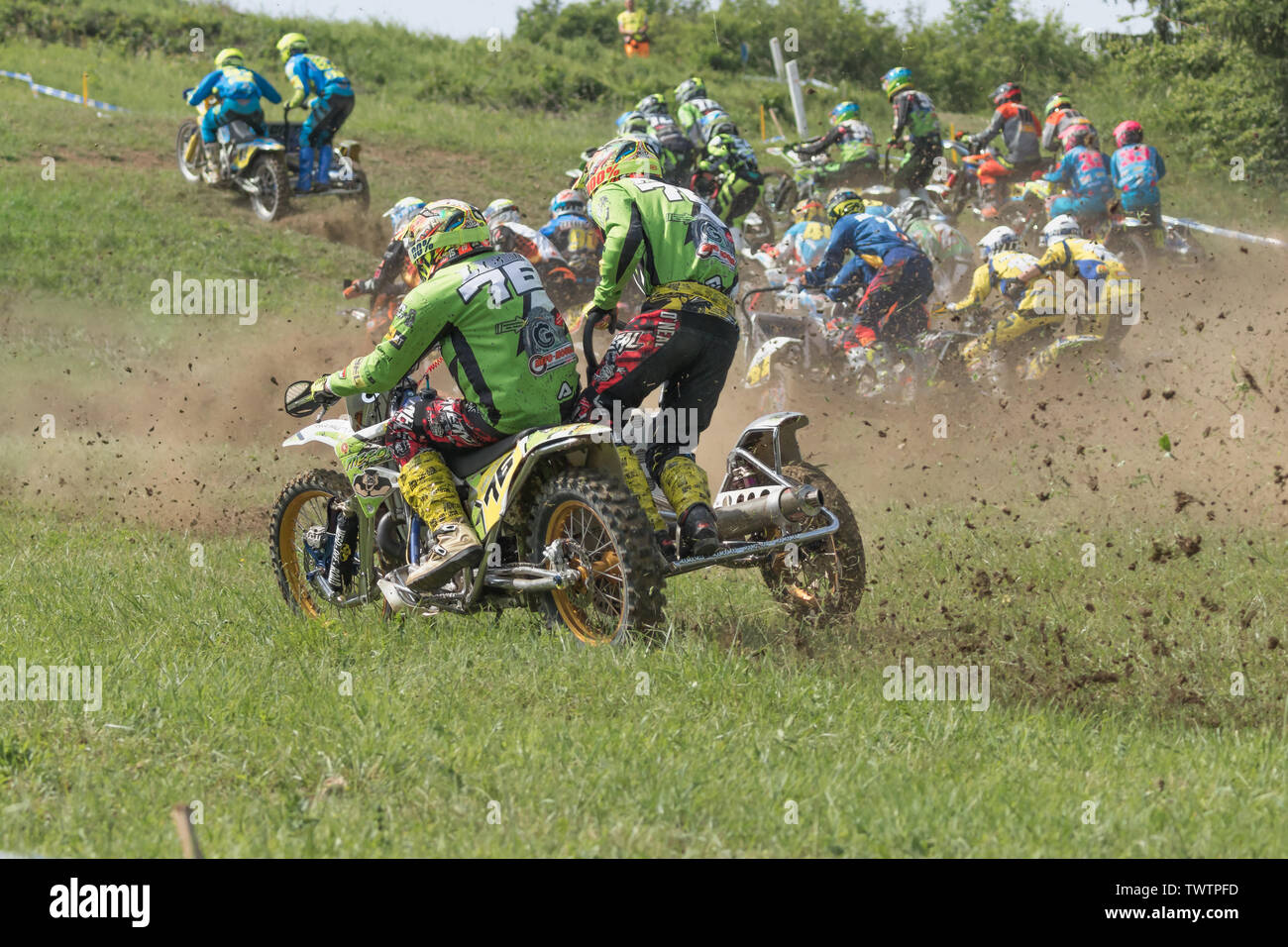 BREZOVA nad Svitavou, Repubblica Ceca - 15 giugno 2019: inizio in salita nel campionato internazionale della Repubblica ceca in Sidecarcross 2019 nell'area Brezov Foto Stock