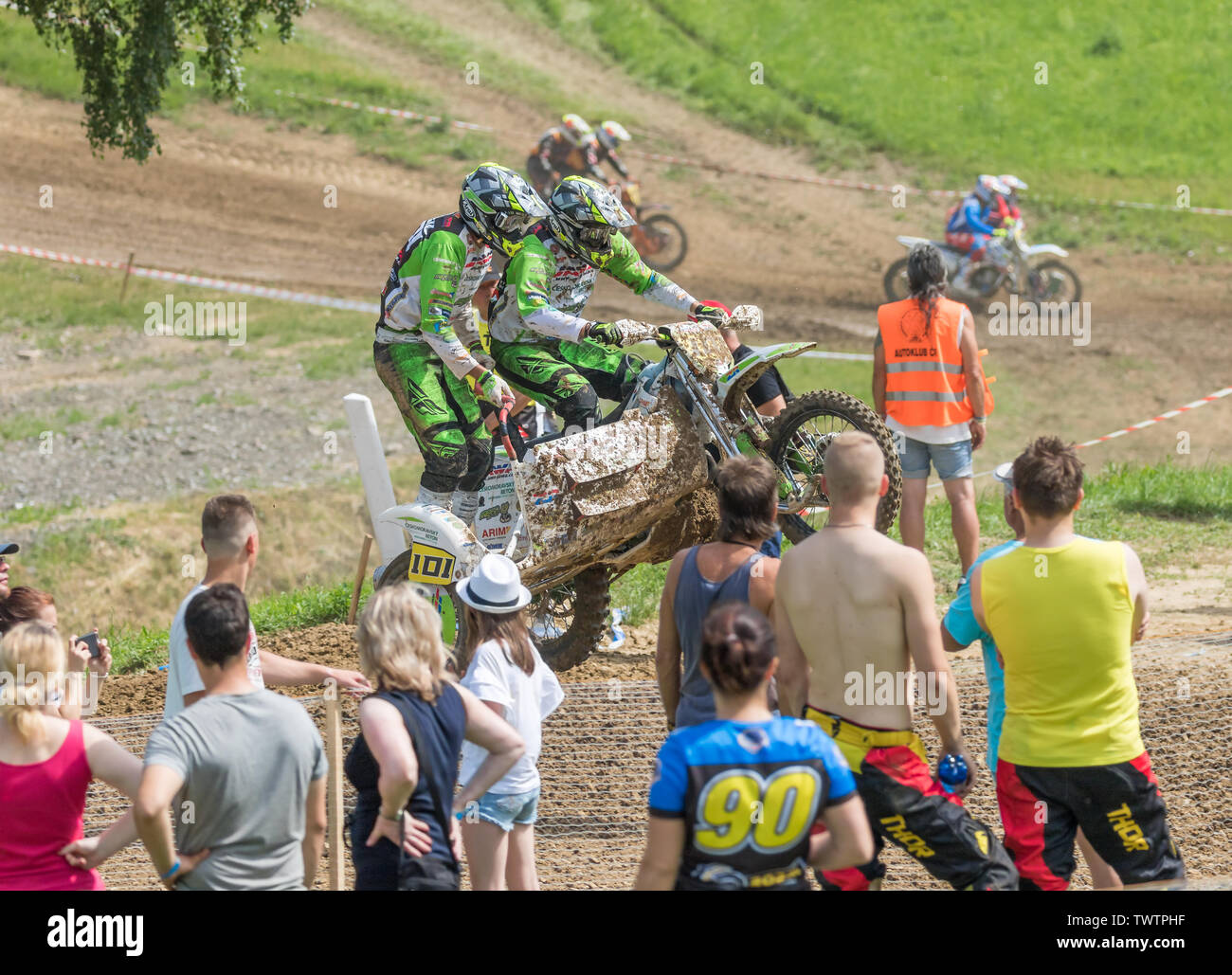 BREZOVA nad Svitavou, Repubblica Ceca - 15 giugno 2019: Sidecar stanno saltando davanti a spettatori permanente nel Campionato Internazionale di Repu ceca Foto Stock