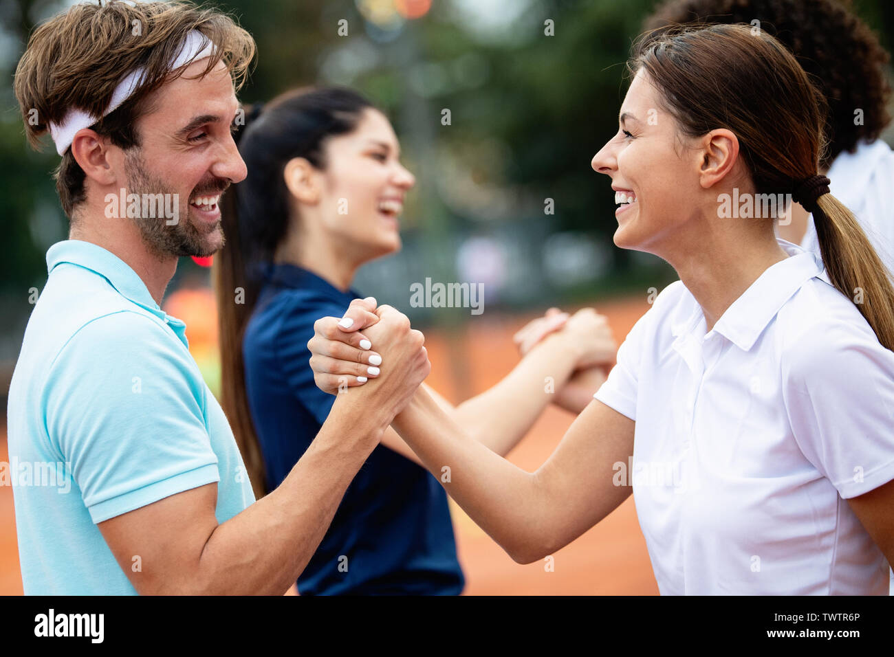 Montare felice la gente giocando a tennis insieme. Sport concept Foto Stock