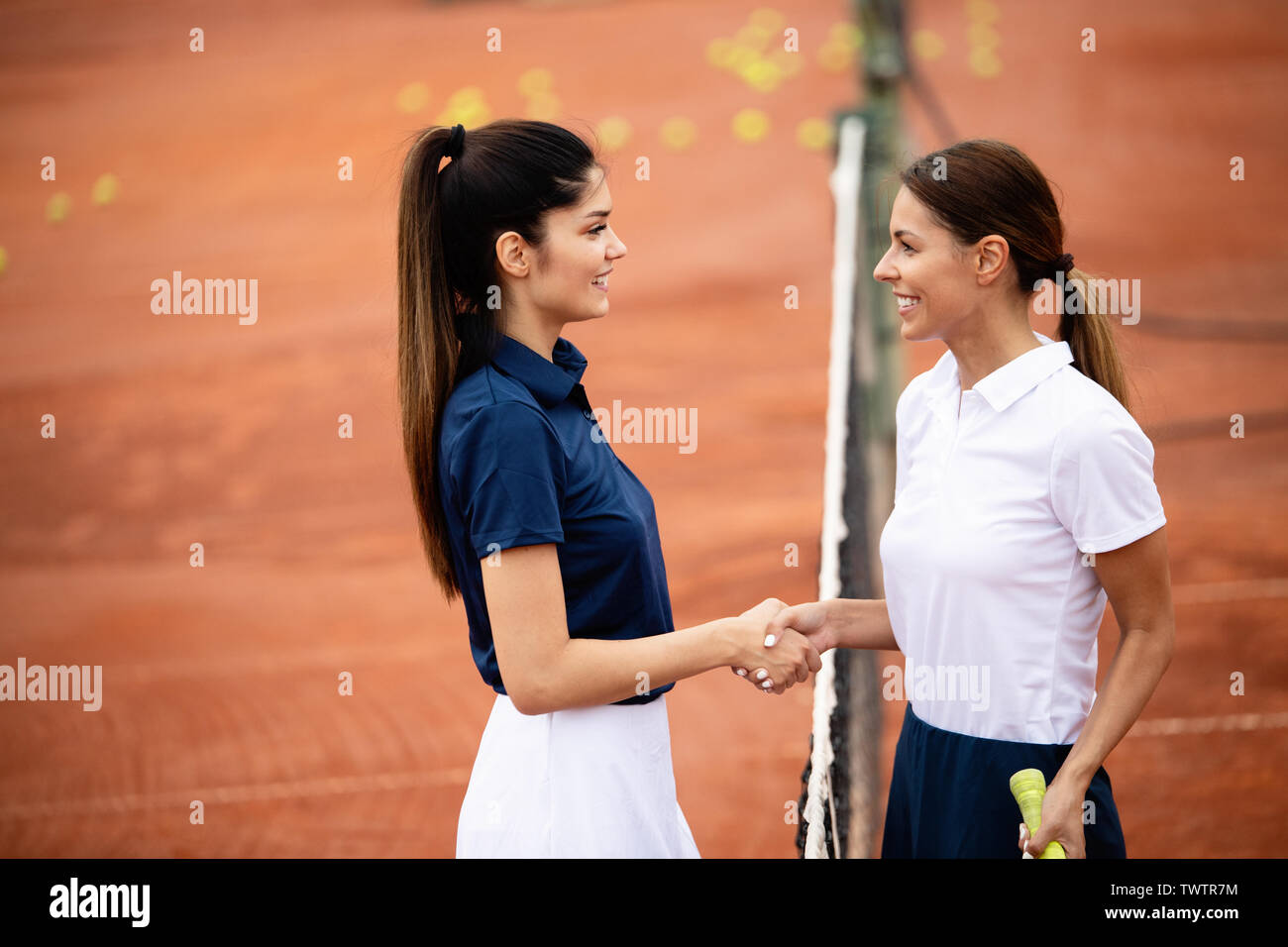 Tennis femminile handshaking giocatore dopo aver giocato una partita di tennis. Fairplay, sport concept. Foto Stock