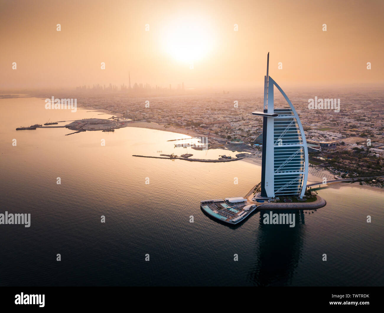 Dubai skyline di mare con hotel di lusso vista aerea di sunrise Foto Stock