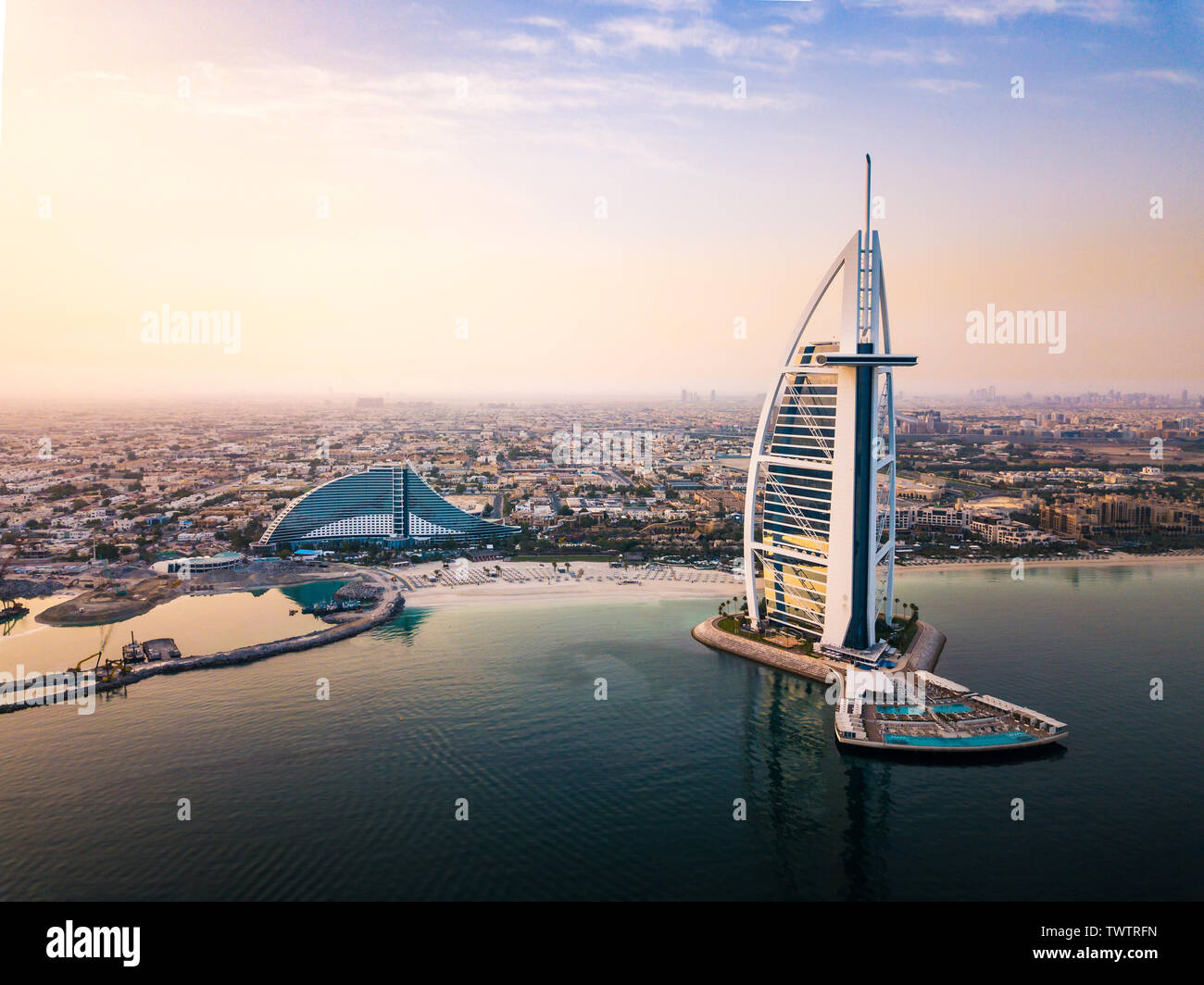 Dubai mare skyline e il Burj Al Arab Hotel di lusso vista aerea di sunrise Foto Stock