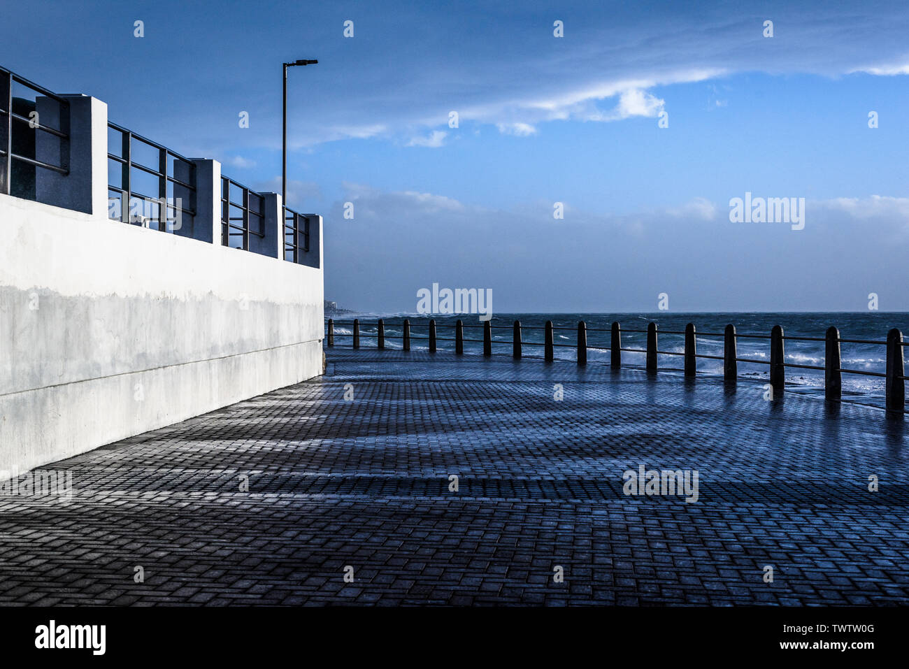 La Seapoint Promenade nel Sud Africana di Città del Capo durante i mesi invernali Foto Stock