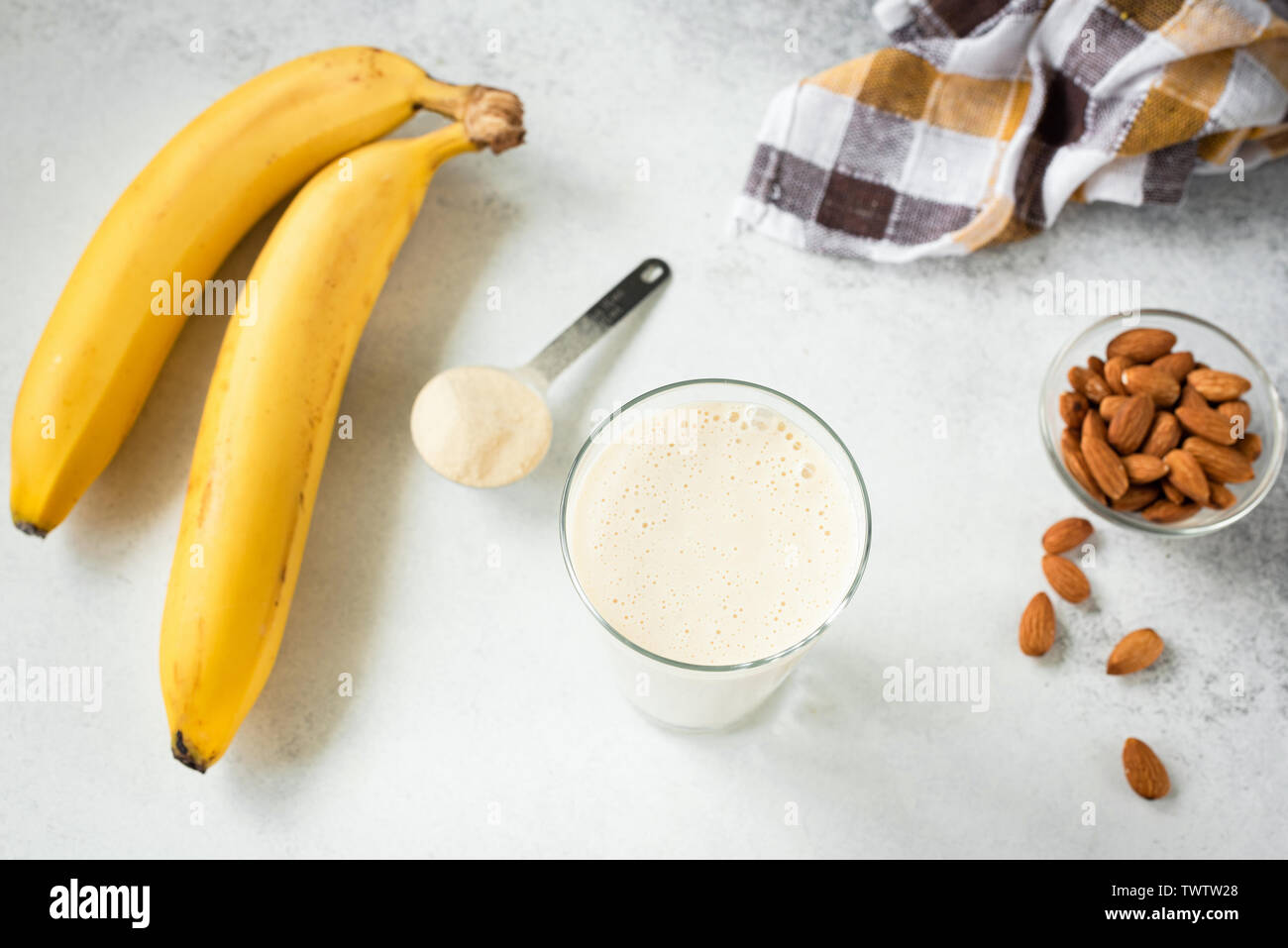 Banana Protein Shake o frappè in vetro. Tabella vista superiore Foto Stock