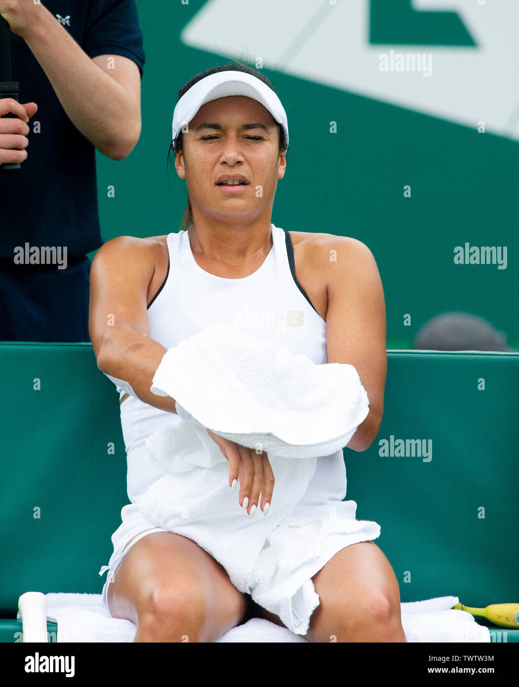 Eastbourne, Regno Unito. Il 23 giugno 2019. Heather Watson di Gran Bretagna guarda sconsolato dopo aver perso il primo set contro Alize Cornet di Francia per il loro match di primo turno a la natura Valle torneo internazionale di tennis presso Devonshire Park in Eastbourne . Credito : Simon Dack / TPI / Alamy Live News Foto Stock