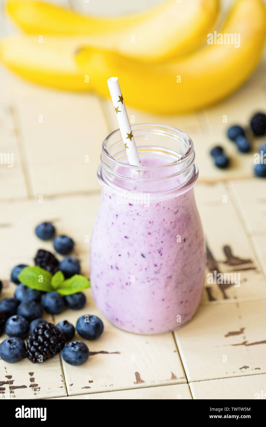 Viola e berry smoothie banana in borraccia, sana dieta alimentare. Concetto di perdita di peso, dieta Foto Stock