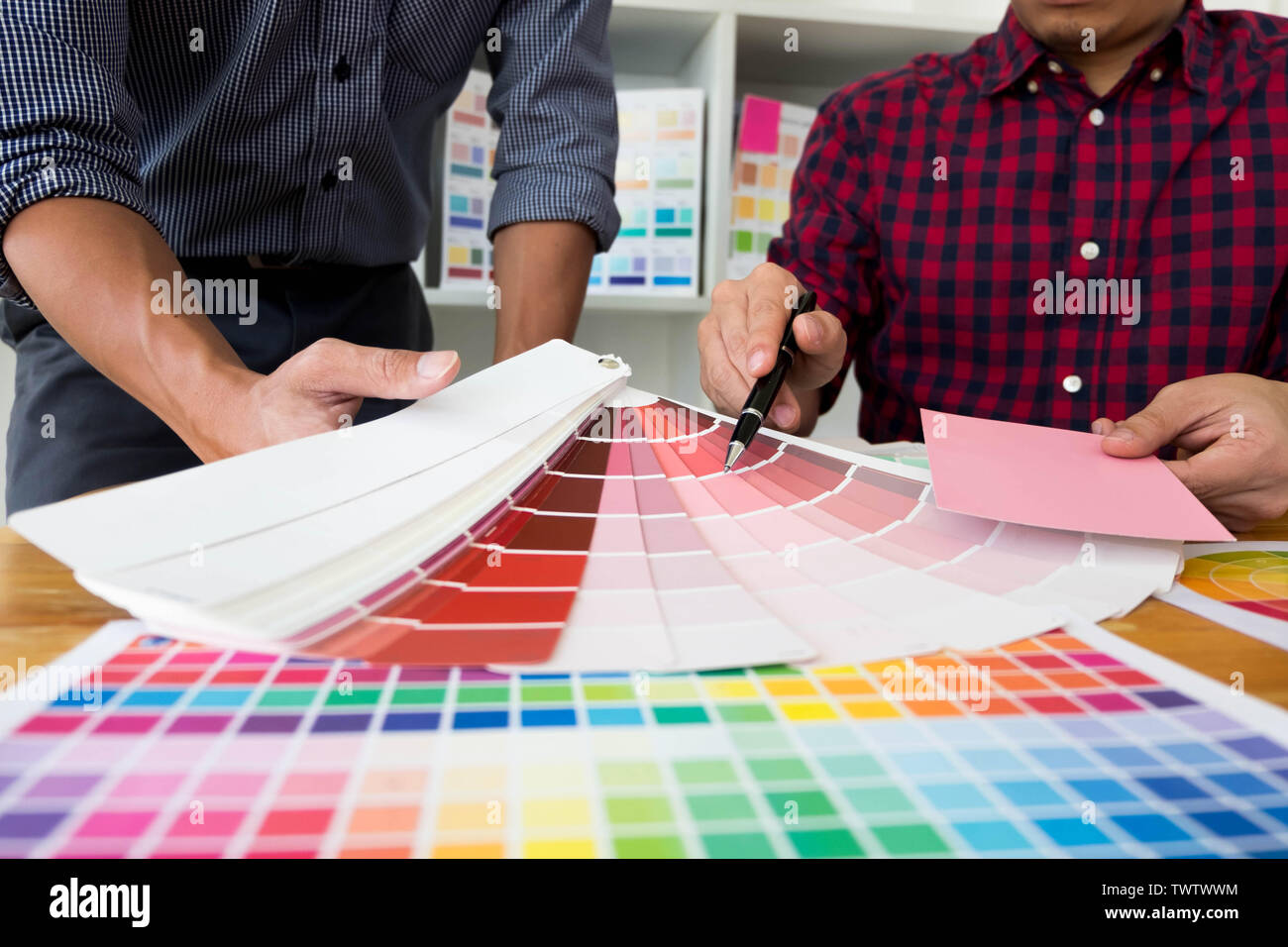 Graphic Designer scegliere toni di colore rosa da bande di colore per la progettazione di idee e progetti creativi, graphic designer. Foto Stock