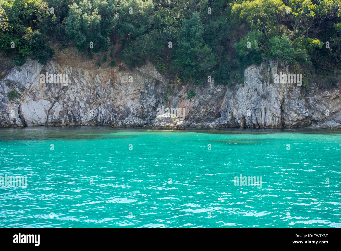 Semplice estate shot di rocce e limpida acqua del mare turchese. Foto Stock