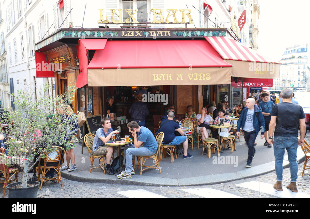Lux è tradizionale wine bar francese , Parigi, Francia. Foto Stock