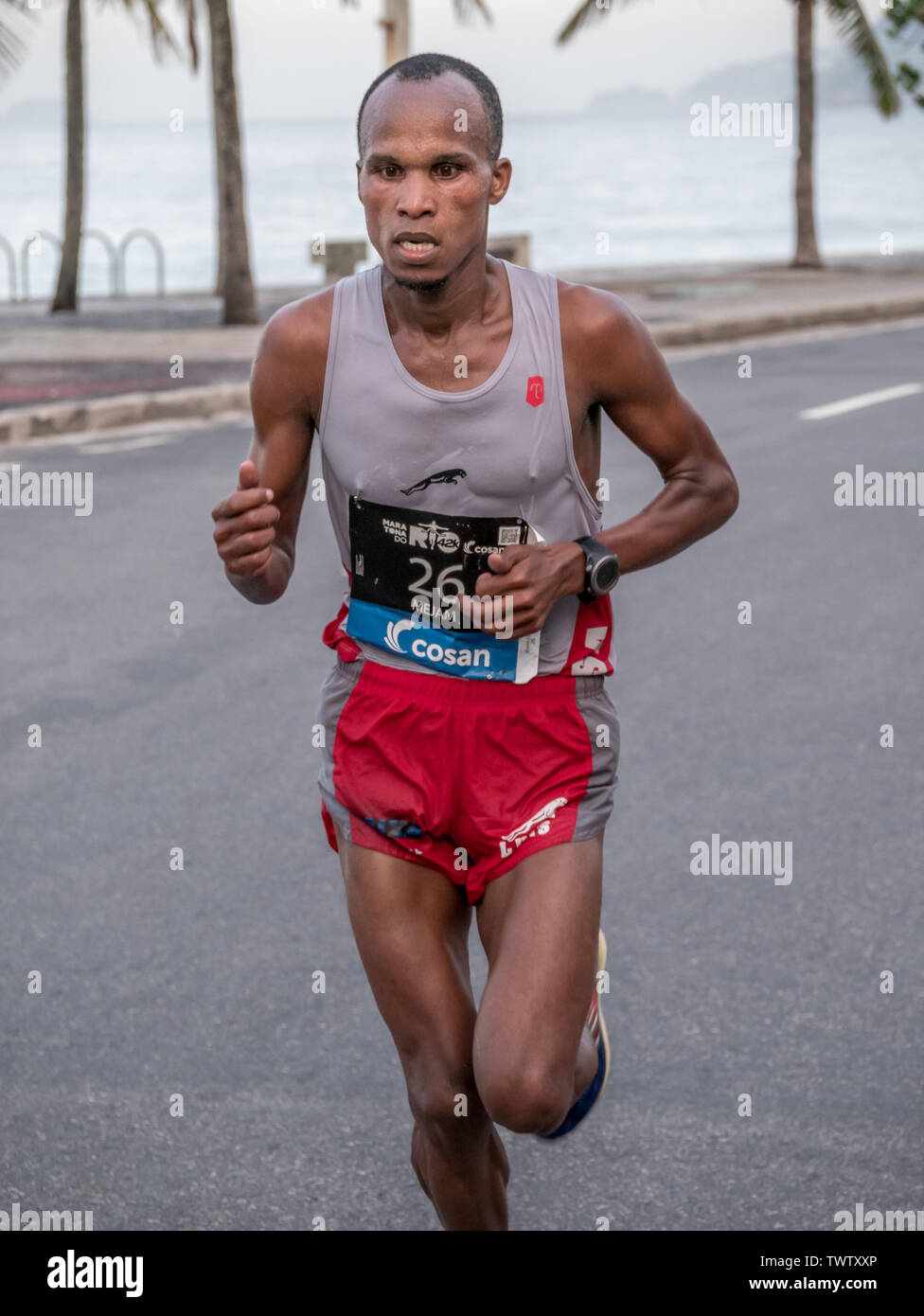 Rio de Janeiro, Brasile - Giugno23, 2019: front runners al Rio Marathon 2019 presi durante il loro passaggio da Ipanema. Foto Stock