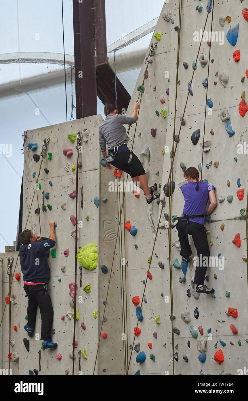 Persone che salgono al Edinburgh International Climbing Arena - più grande d'Europa arrampicate indoor area. Ratho, Nr Edinburgh, Scozia UK GB Foto Stock