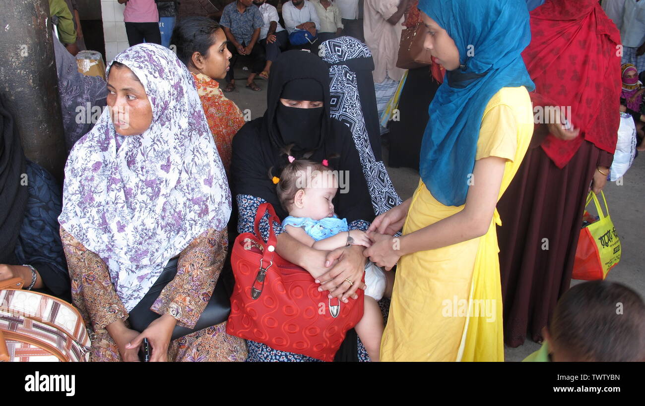 2019 segregati in casa del Bangladesh persone attendere per il treno come loro capo alle loro città di appartenenza in anticipo della vacanza musulmana di Eid al-Fitr, Bangladesh©Nazmul Islam/A Foto Stock