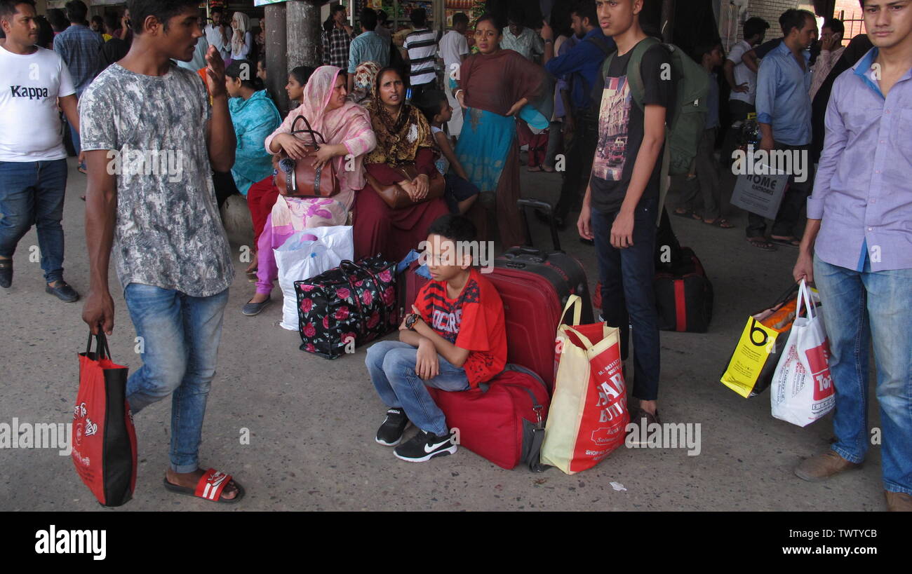 2019 segregati in casa del Bangladesh persone attendere per il treno come loro capo alle loro città di appartenenza in anticipo della vacanza musulmana di Eid al-Fitr, Bangladesh©Nazmul Islam/A Foto Stock