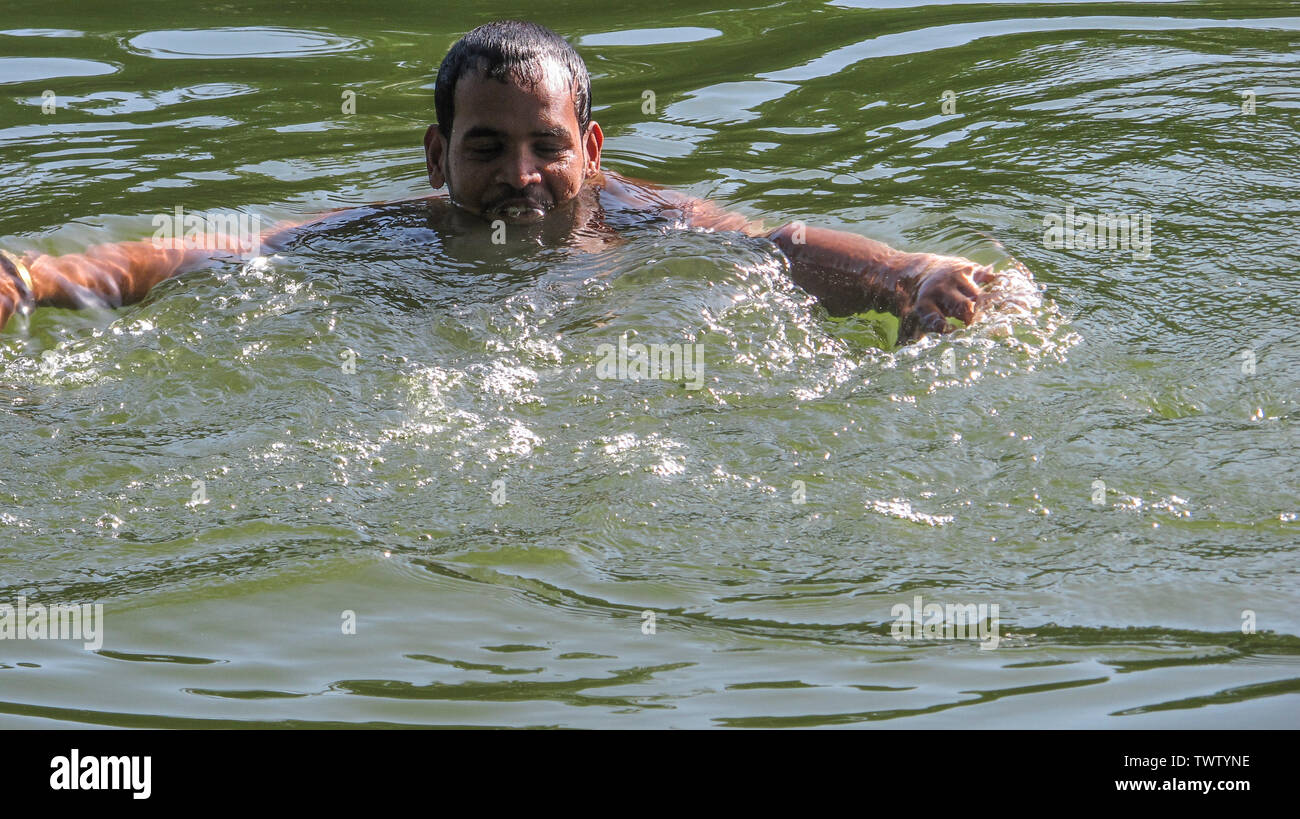 Estate ramna parco 23 giu,2019 Dhaka bangladesh.a uomo sta facendo un bagno nello stagno del parco ramana a causa di esaurimento del calore.Nazmul Islam / alamy stock vivere Foto Stock