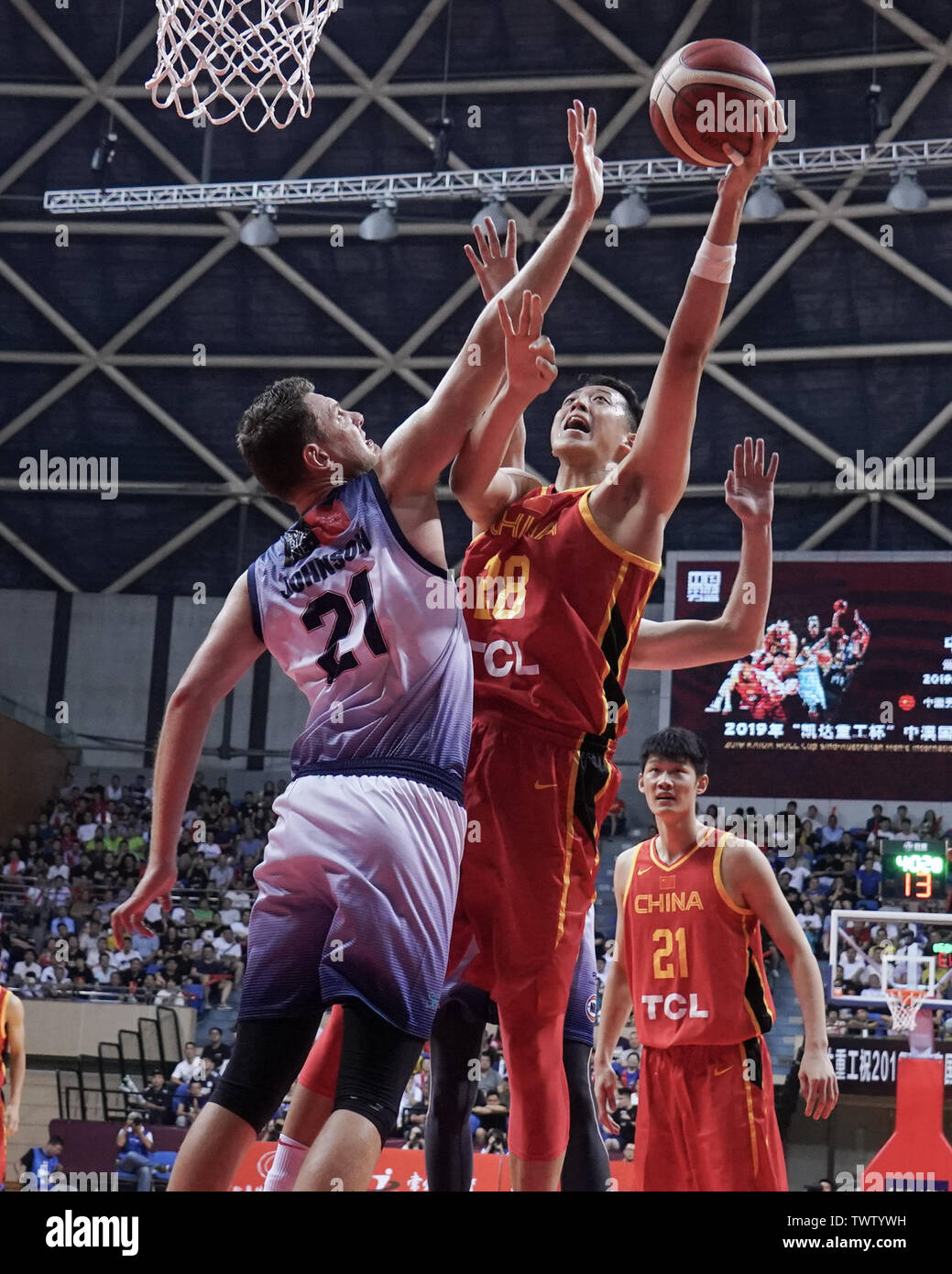 Changzhou, cinese della provincia di Jiangsu. Il 21 giugno, 2019. Shen Zijie superiore (R) della Cina passa per un cesto contro Daniel Johnson di Australian NBL team durante il 2019 Sino-Australian di pallacanestro degli uomini di sfida in Changzhou, est cinese della provincia di Jiangsu, 21 giugno 2019. Credito: Yang Lei/Xinhua/Alamy Live News Foto Stock