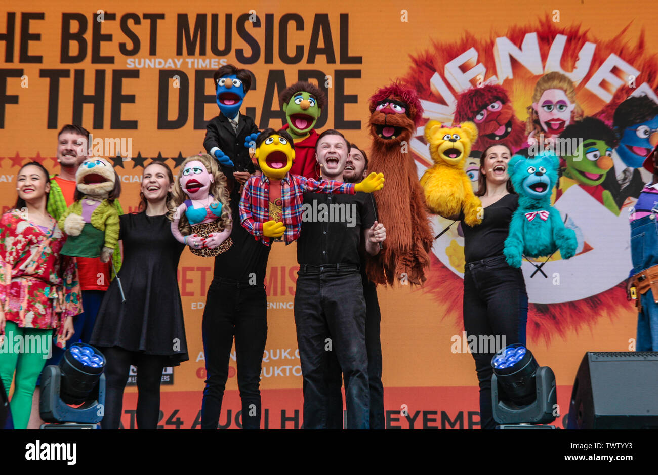 Londra, Regno Unito. Il 23 giugno, 2019. West End Live il musical in Trafalgar Square ,il cast di Avenue Q esecuzione dal vivo di fronte a migliaia di persone che giungono per godersi il sole e una varietà di atti. Credito: Paolo Quezada-Neiman/Alamy Live News Foto Stock