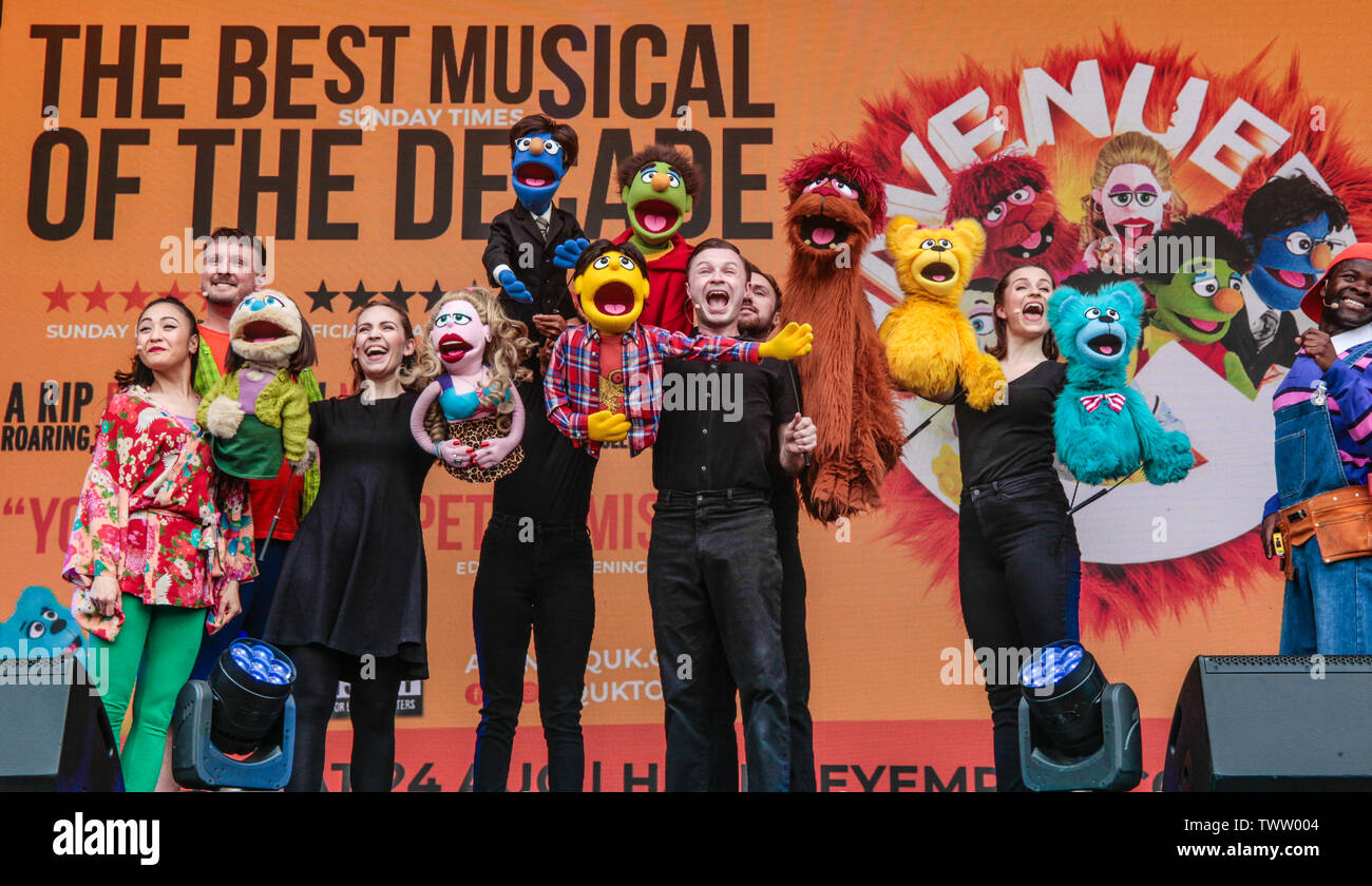 Londra, Regno Unito. Il 23 giugno, 2019. West End Live il musical in Trafalgar Square ,il cast di Avenue Q esecuzione dal vivo di fronte a migliaia di persone che giungono per godersi il sole e una varietà di atti. Credito: Paolo Quezada-Neiman/Alamy Live News Foto Stock