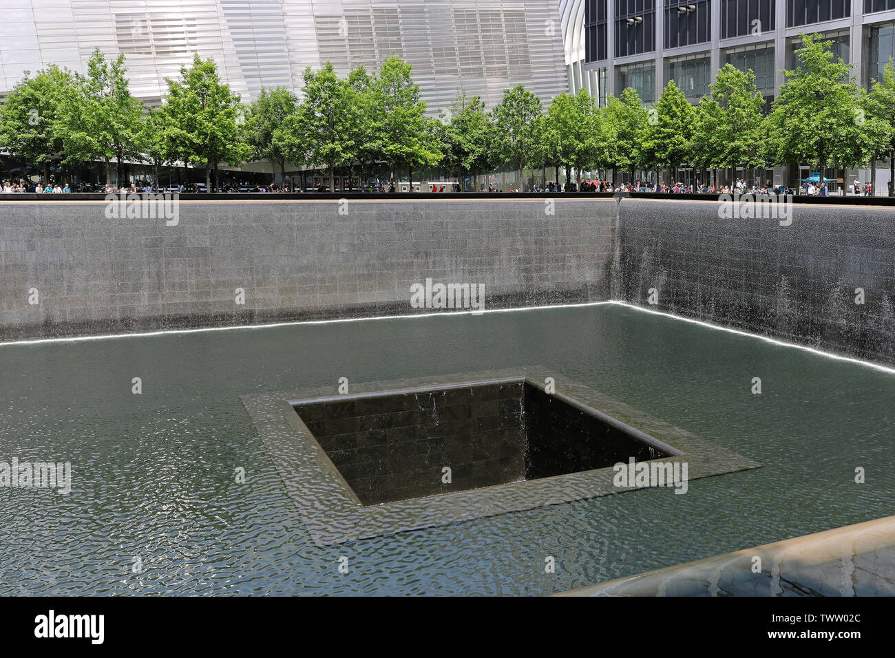 La città di New York, Stati Uniti d'America - 05 Giugno 2019: persone in piedi sui bordi del National September 11 Memorial e Museo e osservando square riflettendo piscine. Foto Stock