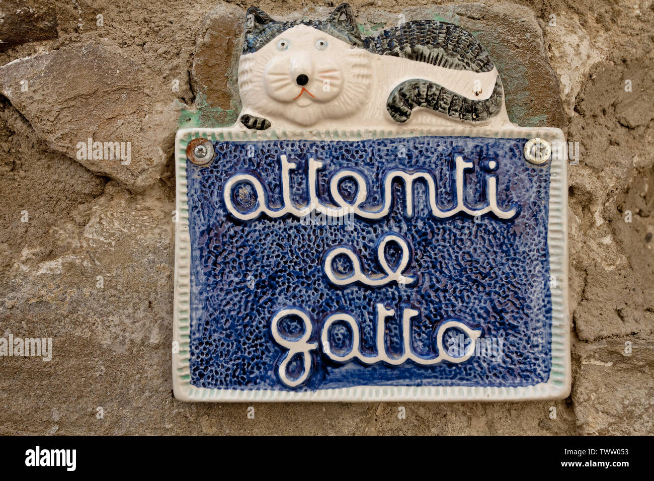 Segno "attenti al gatto', che significa attenzione ai gatti, viale medievale Dolceacqua, provincia Imperia Riviera di Ponente, Liguria, Italia Foto Stock