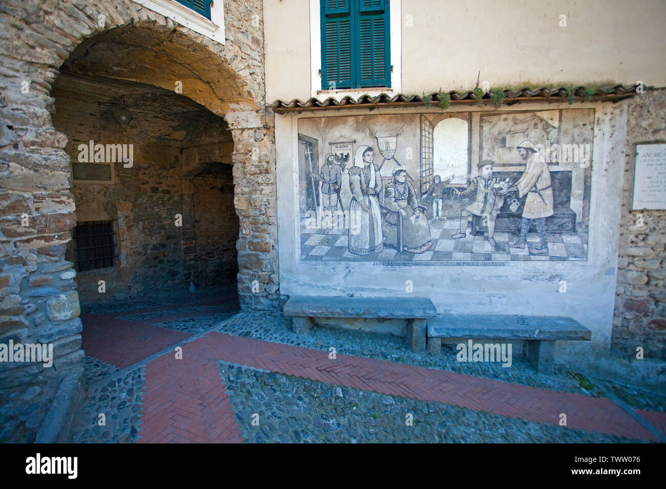 Pittura murale medioevale in un vicolo, Dolceacqua, provincia Imperia Riviera di Ponente, Liguria, Italia Foto Stock