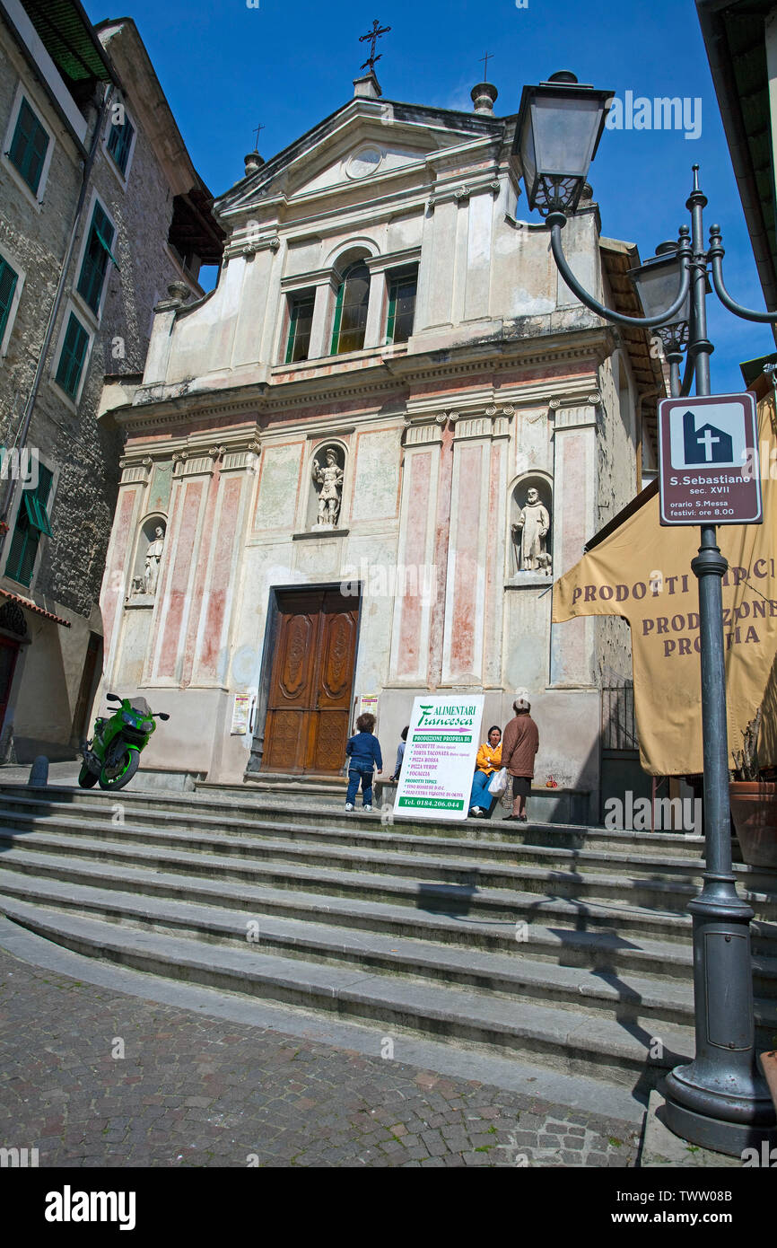 La chiesa di Sant Antonio Abate al borgo medioevale di Dolceacqua, provincia Imperia Riviera di Ponente, Liguria, Italia Foto Stock