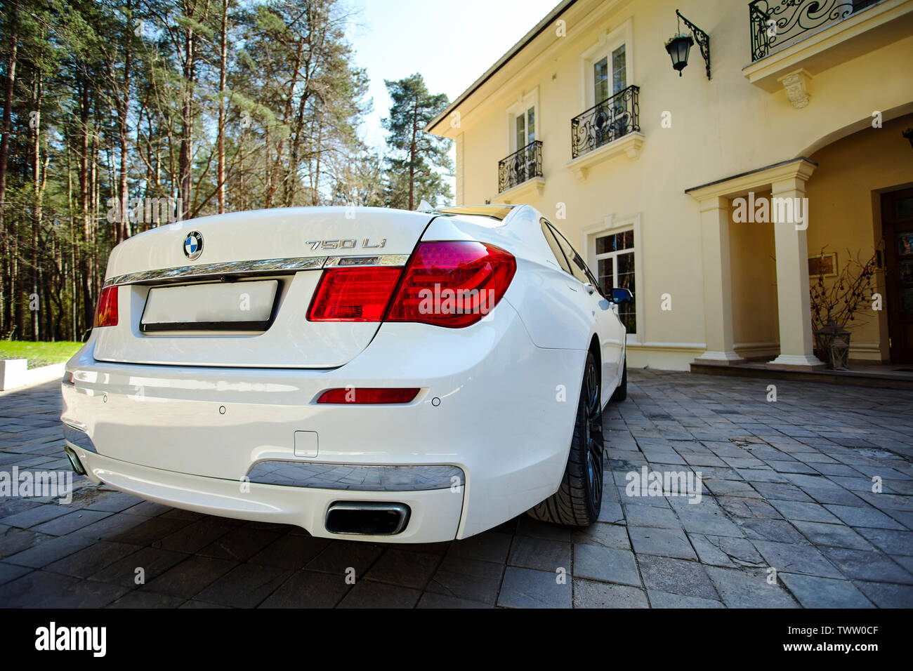 Grodno, Bielorussia, 16 Maggio 2013: il lusso moderno BMW 750Li XDrive posteriore auto retro close-up Visualizza chiamate parcheggiate sul lastricato in pietra parcheggio vicino casa antica con balcon Foto Stock