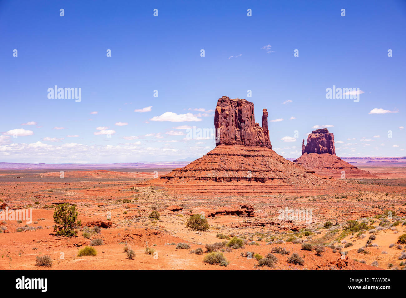 Monument Valley Navajo Tribal Park nel confine Arizona-Utah, Stati Uniti d'America. Rocce Rosse contro il cielo blu sullo sfondo Foto Stock