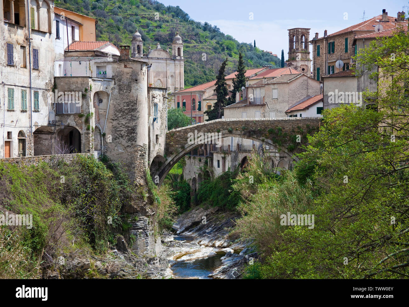 Il villaggio medievale di Dolcedo con ponte pietra Ponte Grande, un maltese ponte costruito 1292, provincia Imperia Liguria, Italia Foto Stock