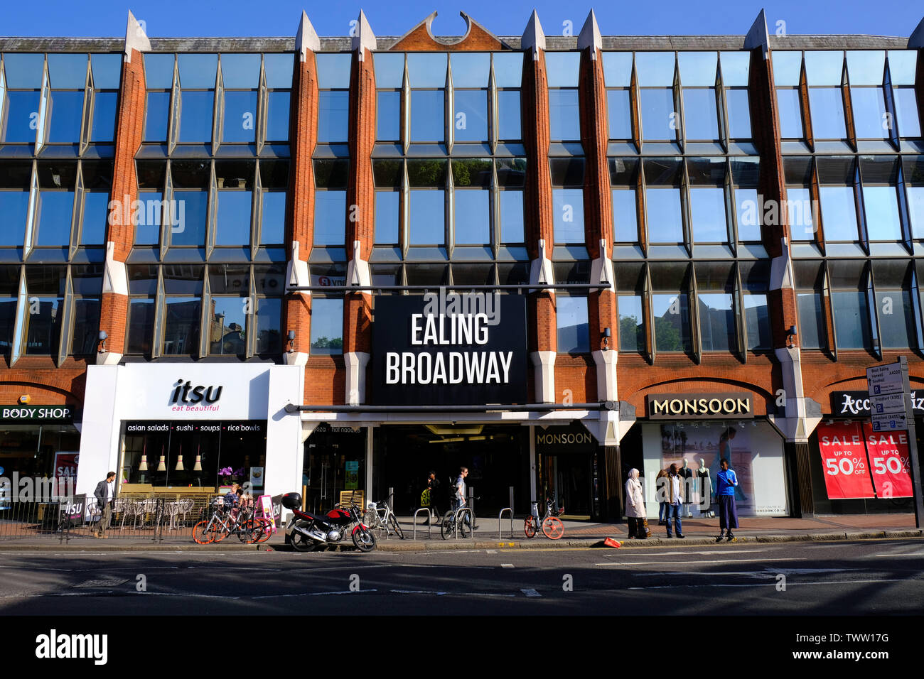 La stazione di Ealing Broadway Shopping Centre di Londra, Regno Unito Foto Stock