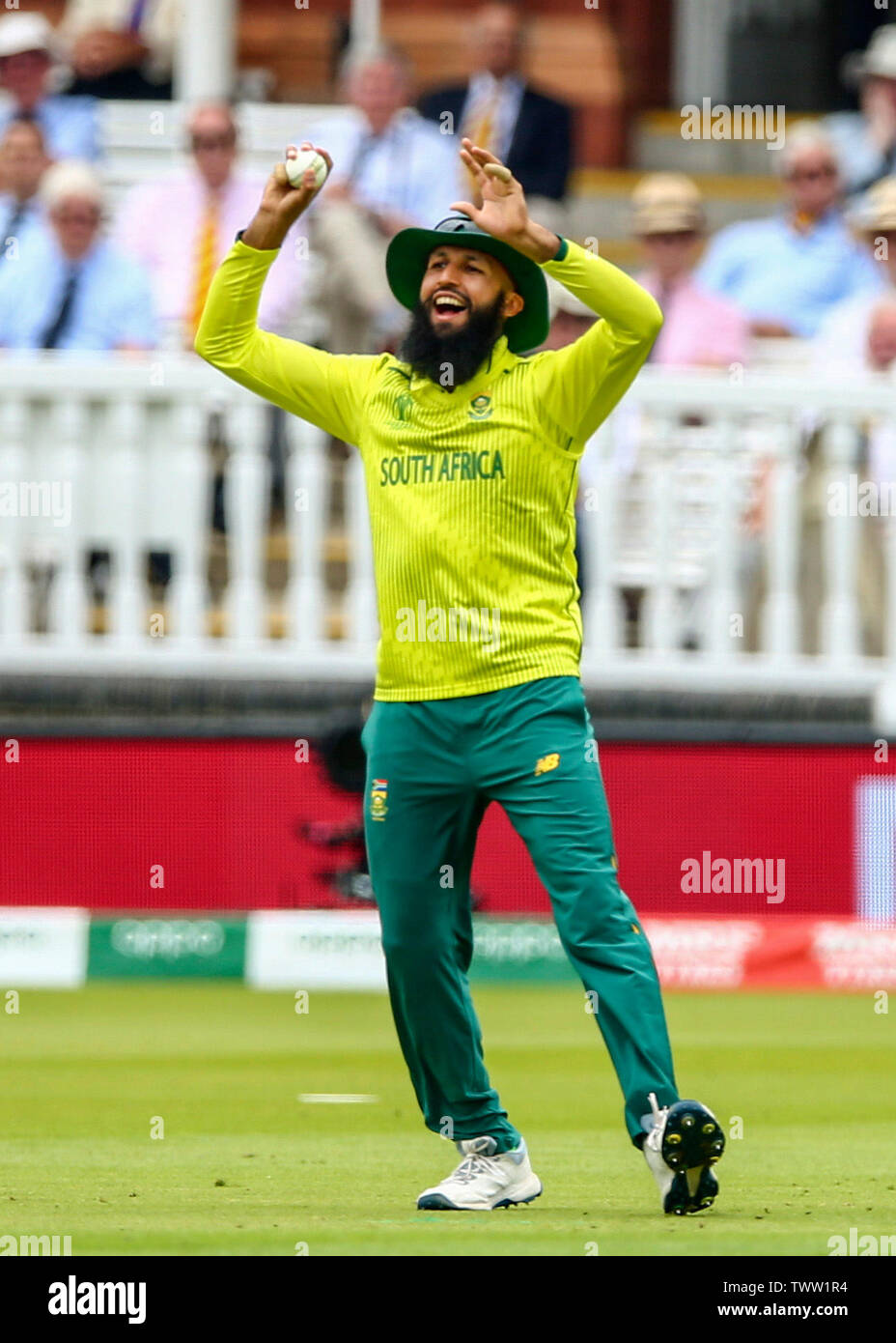 Londra, Regno Unito. Il 23 giugno, 2019. ICC di Coppa del Mondo di cricket, Pakistan contro il Sud Africa; Hashim Lrd dell Africa del Sud celebra dopo la cattura di Fakhar Zaman del Pakistan per 44 corre da spegnere il bowling di Imran Tahir del Sud Africa per rendere il cliente 81-1 nel XIV su Credit: Azione Plus immagini di sport/Alamy Live News Foto Stock