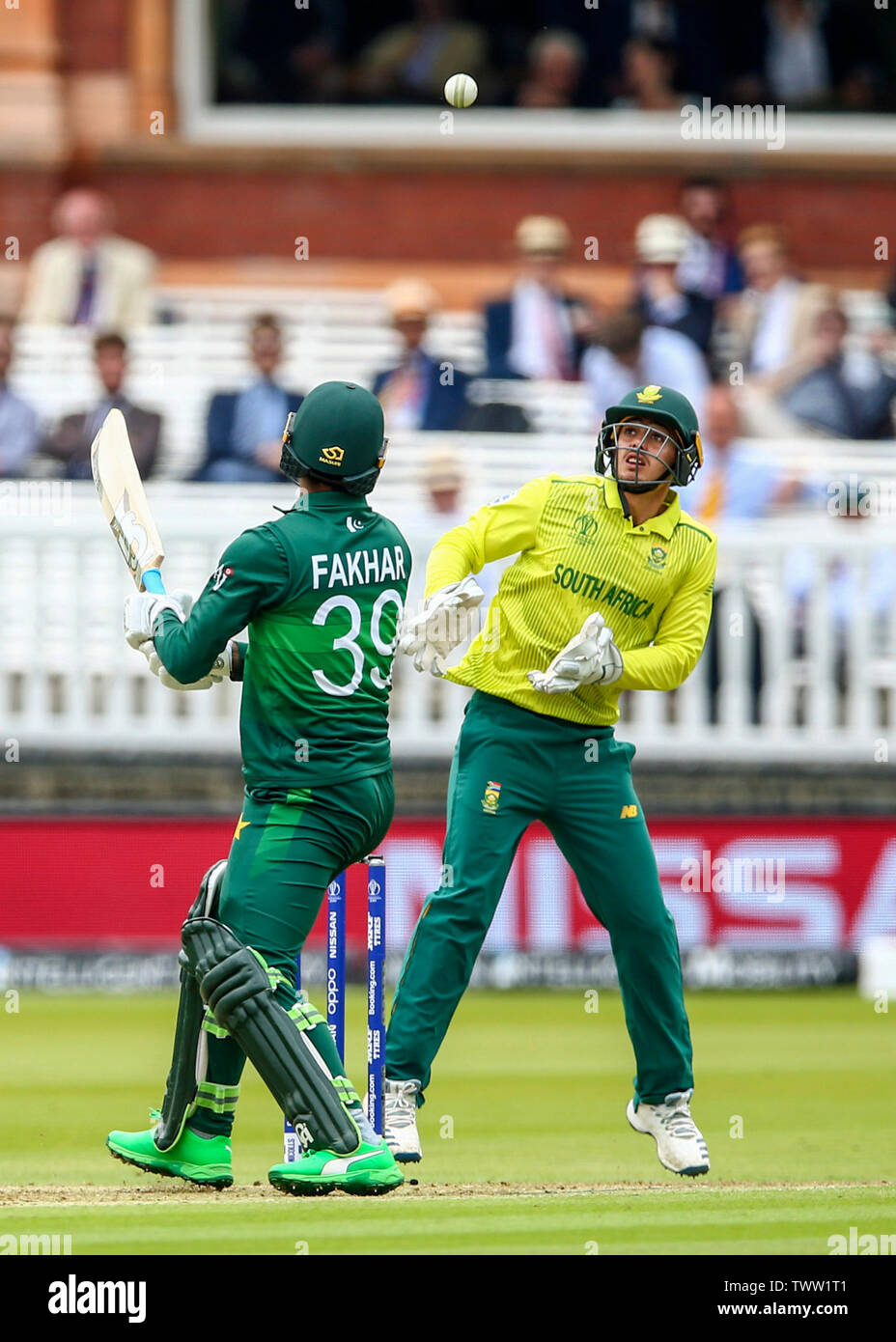 Londra, Regno Unito. Il 23 giugno, 2019. ICC di Coppa del Mondo di cricket, Pakistan contro il Sud Africa; Fakhar Zaman del Pakistan colpisce una rampa shot e viene pescato per 44 corre da Hashim Lrd del Sud Africa off il bowling di Imran Tahir del Sud Africa con Quinton de Kock del Sud Africa mantenendo il paletto per rendere il cliente 81-1 nel XIV su Credit: Azione Plus immagini di sport/Alamy Live News Foto Stock