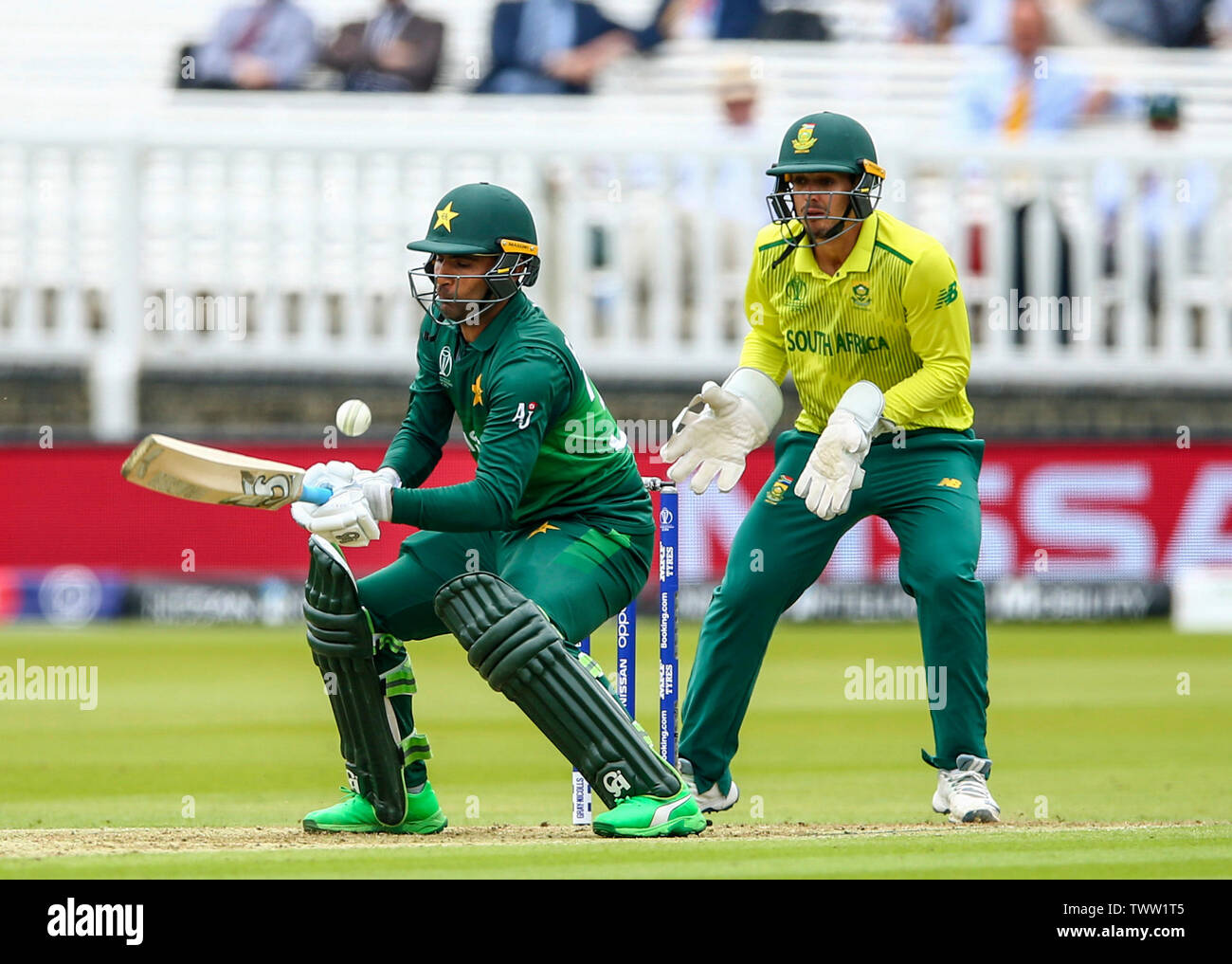 Londra, Regno Unito. Il 23 giugno, 2019. ICC di Coppa del Mondo di cricket, Pakistan contro il Sud Africa; Fakhar Zaman del Pakistan colpisce una rampa shot e viene pescato per 44 corre da Hashim Lrd del Sud Africa off il bowling di Imran Tahir del Sud Africa con Quinton de Kock del Sud Africa mantenendo il paletto per rendere il cliente 81-1 nel XIV su Credit: Azione Plus immagini di sport/Alamy Live News Foto Stock