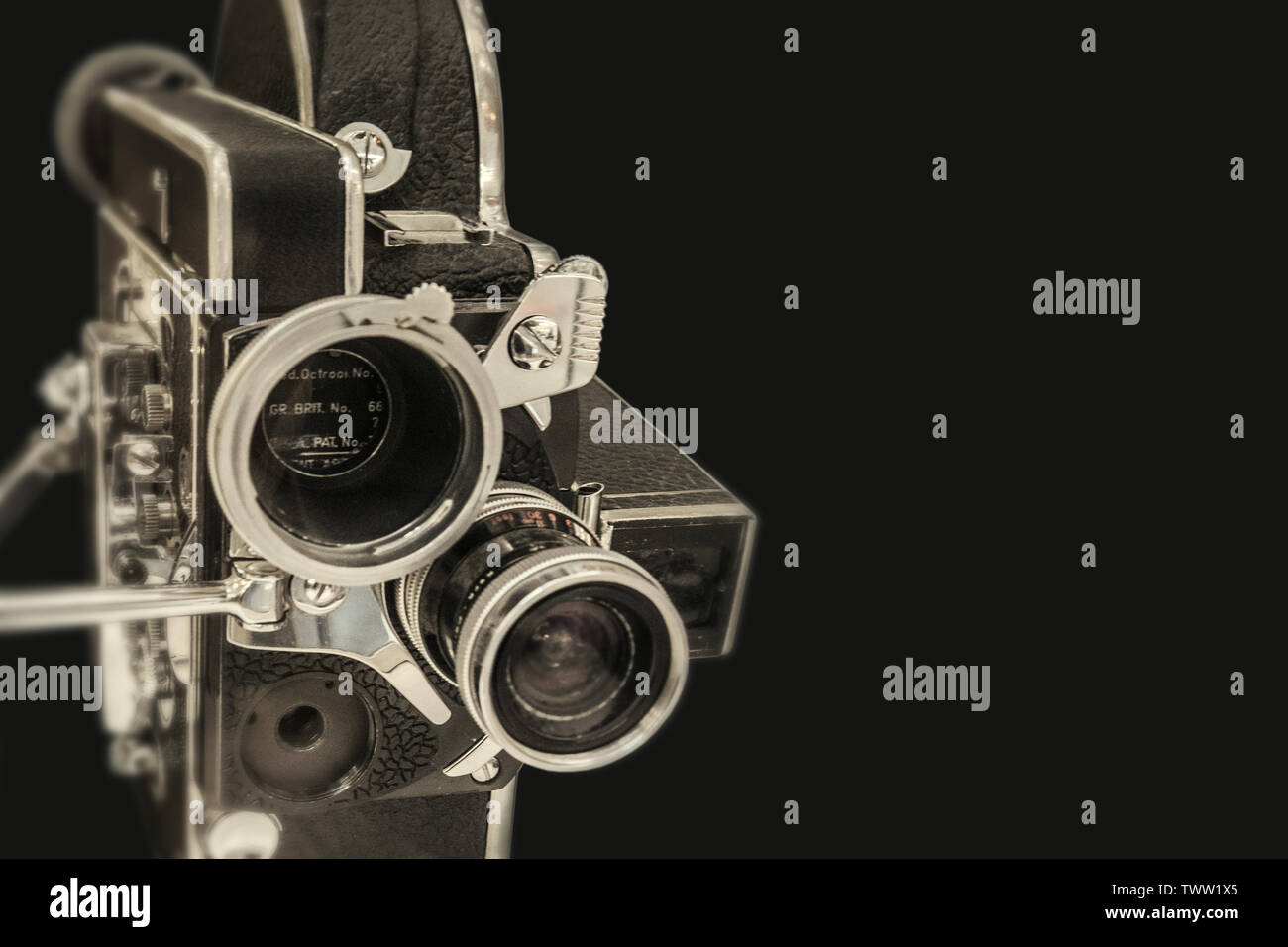 Un vintage Bolex telecamera cinematografica, chiave di basso, copy-spazio. Foto Stock