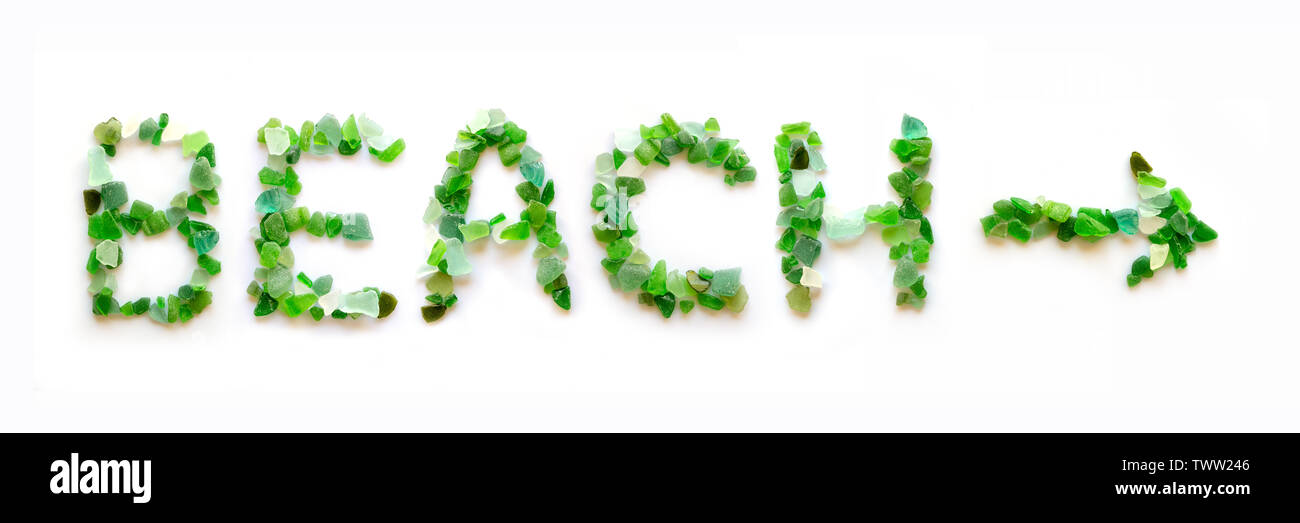 Direzione spiaggia scritto con la spiaggia di vetro bianco su sfondo panoramico Foto Stock