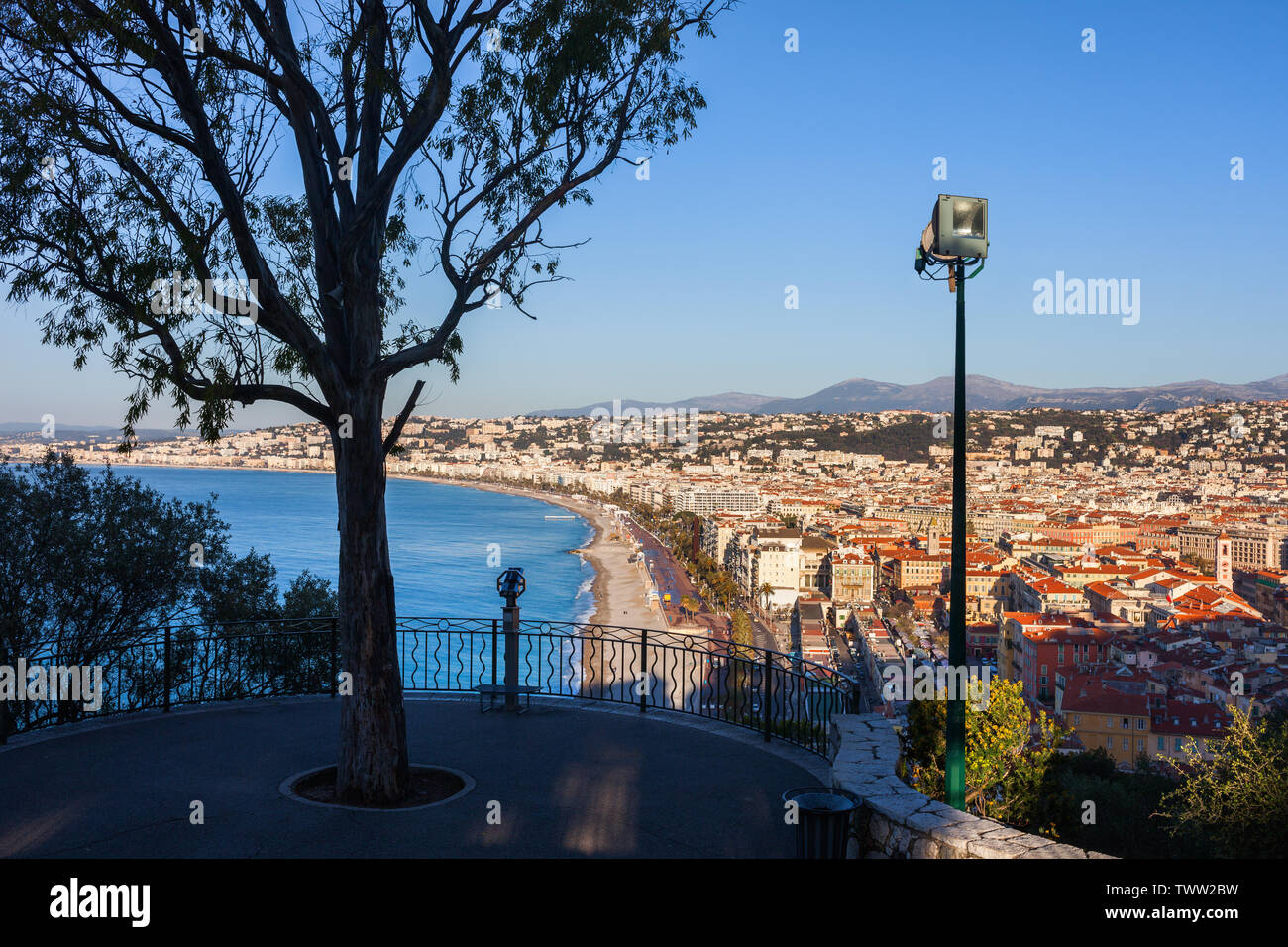 Città di Nizza in Francia dalla cima di una collina, Riviera francese cityscape di sunrise. Foto Stock