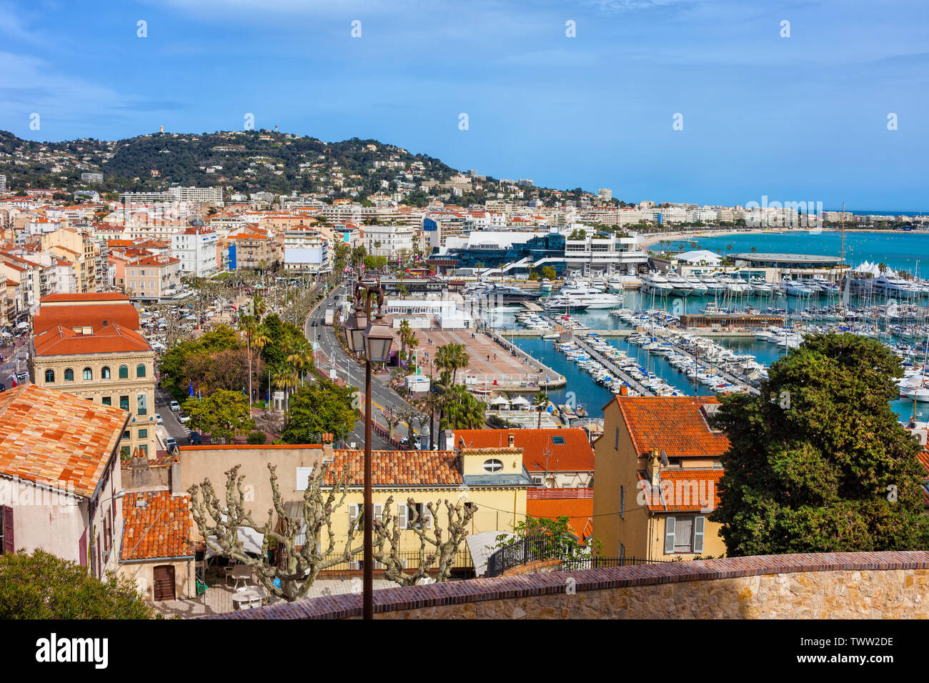 Città di Cannes in Francia Riviera francese cityscape con yacht port sul Mare Mediterraneo. Foto Stock