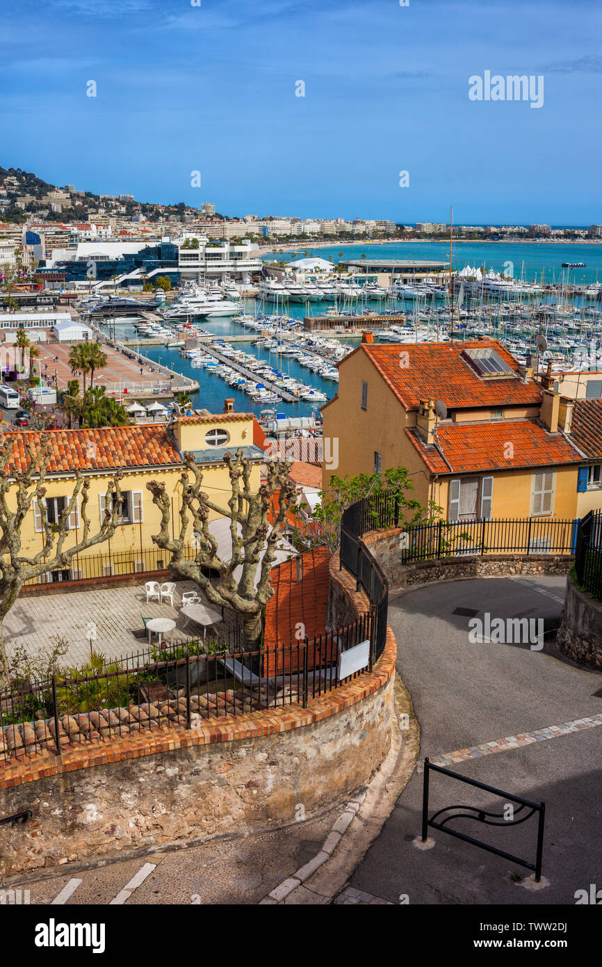 Città di Cannes in Francia, strada tortuosa, case tradizionali e porto degli yacht sulla Costa Azzurra. Foto Stock