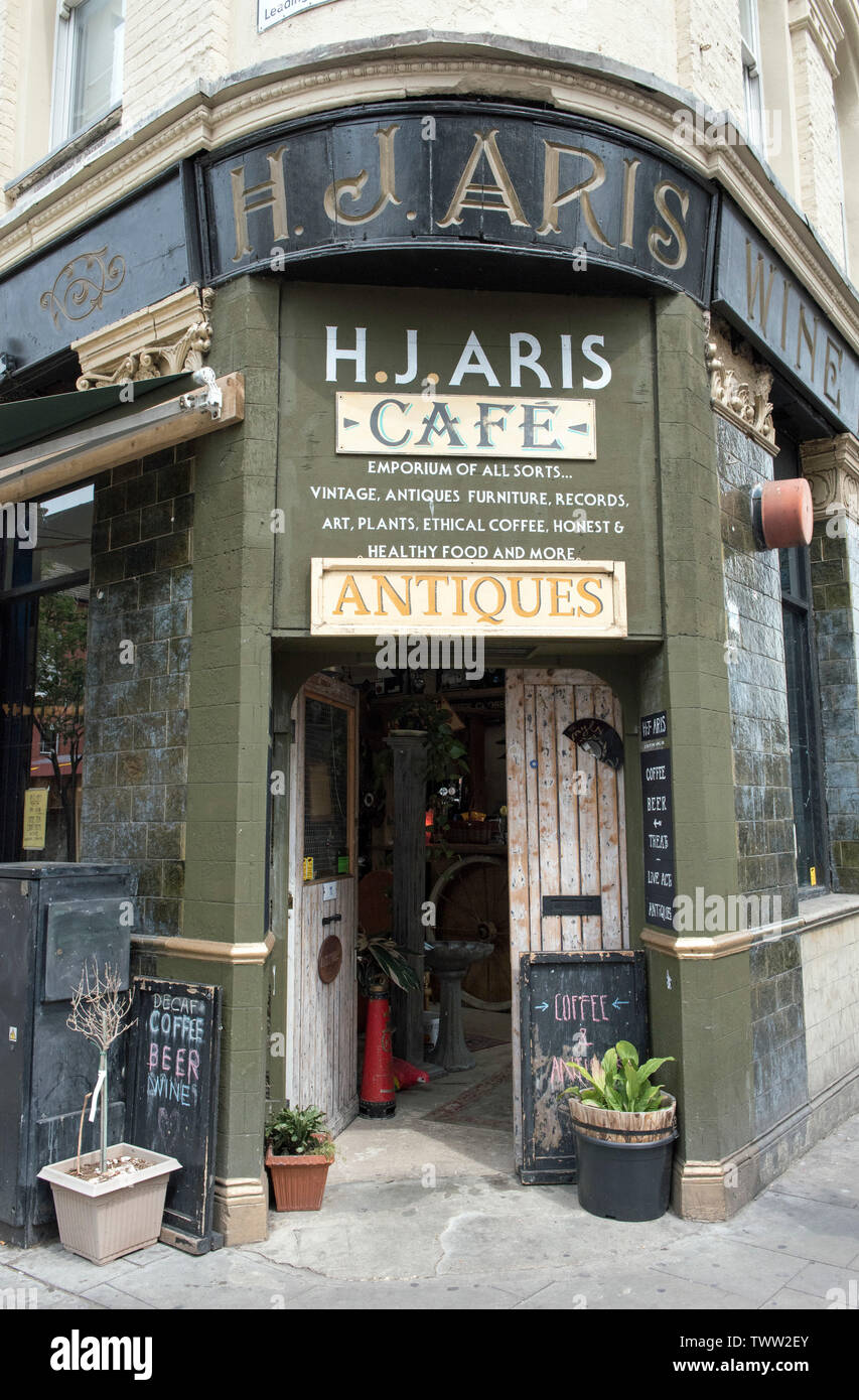 H. J. ARIS, ingresso al trendy bar e negozio di antiquariato, Dalston, London Borough of Hackney. Foto Stock