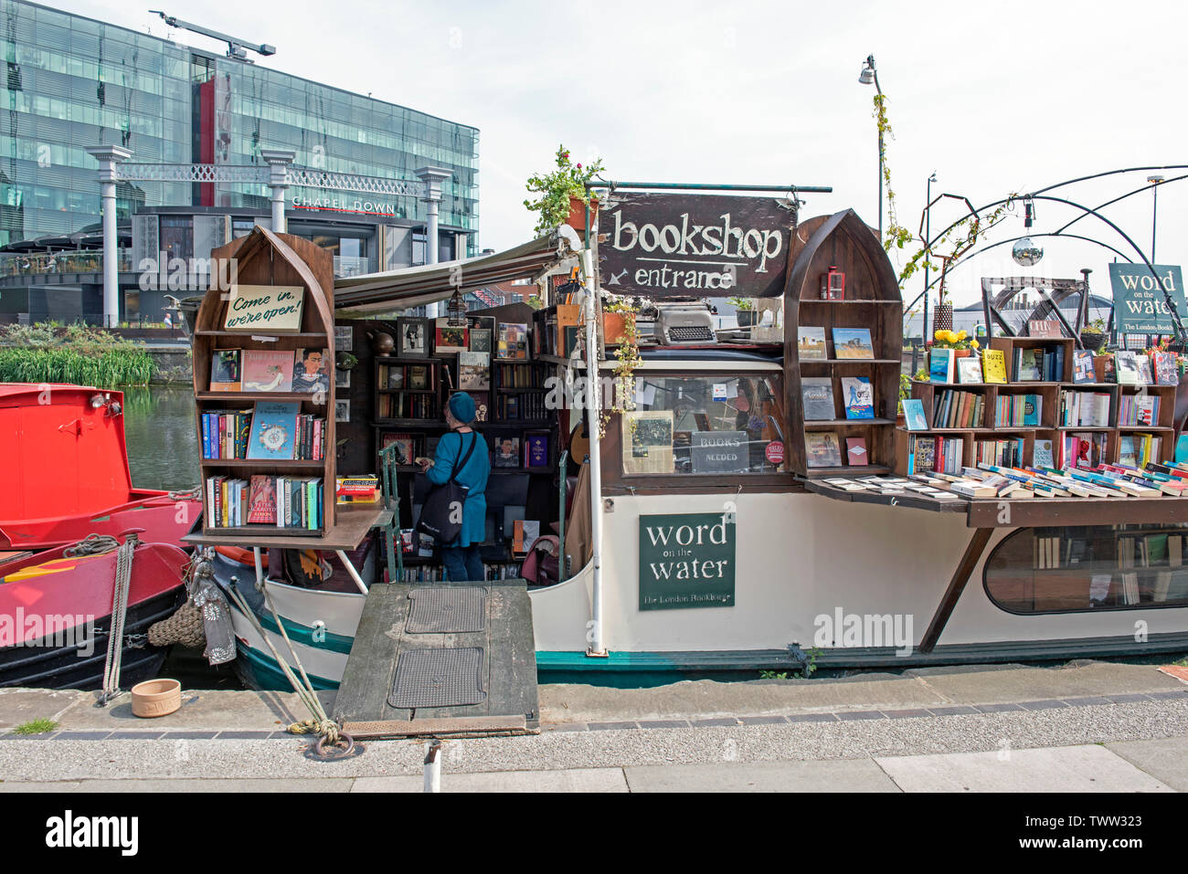 Parola sull'acqua, il London Book Barge, bookshop sul Regent's Canal, Kings Cross Londra Inghilterra Gran Bretagna REGNO UNITO Foto Stock