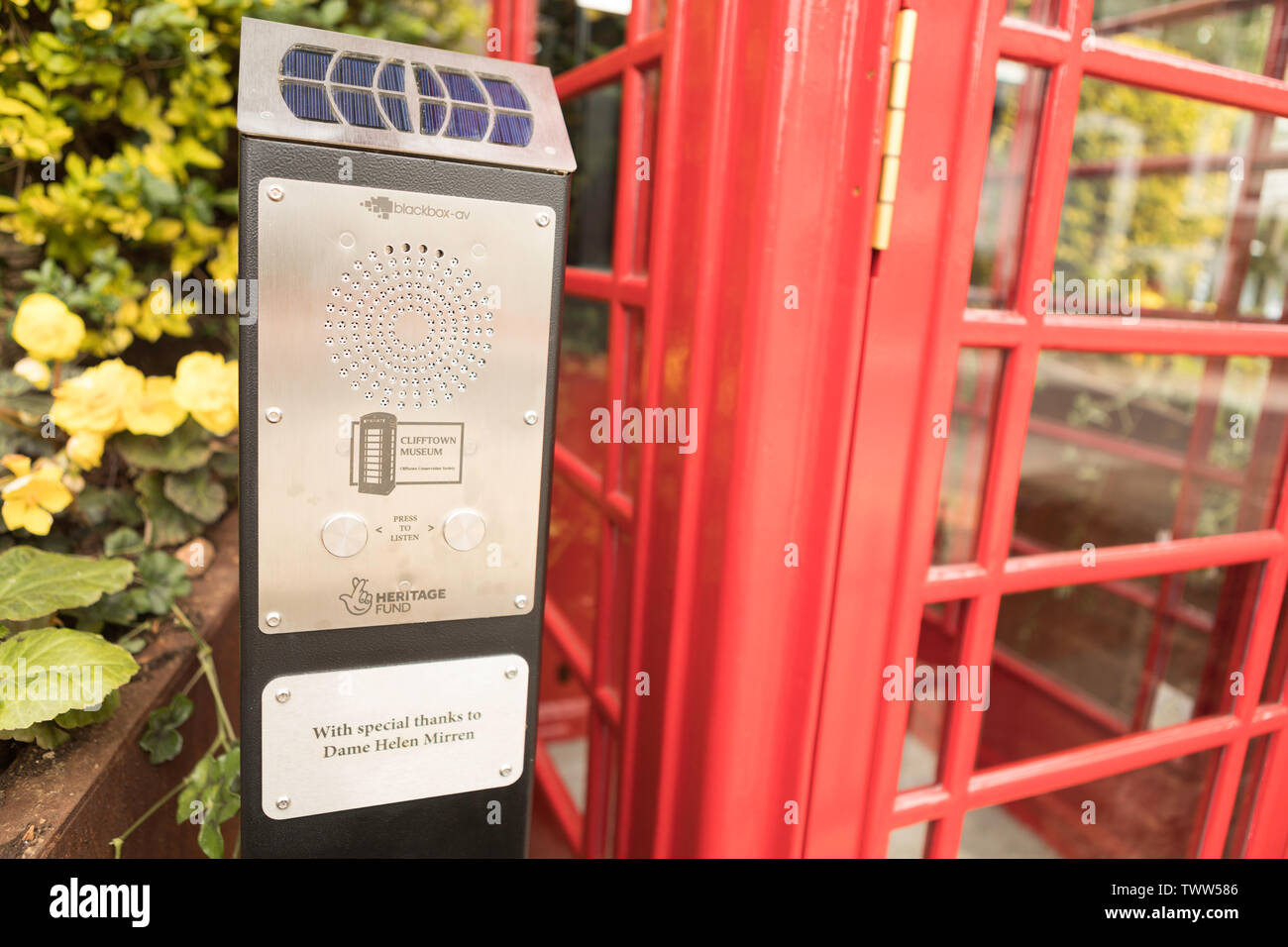 Southend on Sea, Regno Unito. Il 23 giugno, 2019. Una cabina telefonica nel Cliftown Area di conservazione è stata trasformata in un museo con l'aiuto di finanziamenti della lotteria. Il K6 British telefono Box offre un audio storia dell'area locale. Penelope Barritt/Alamy Live News Foto Stock