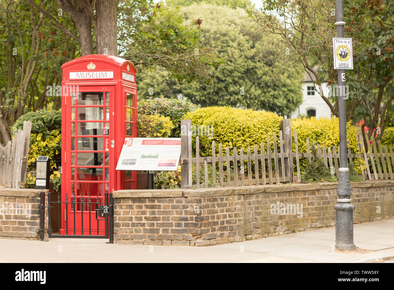 Southend on Sea, Regno Unito. Il 23 giugno, 2019. Una cabina telefonica nel Cliftown Area di conservazione è stata trasformata in un museo con l'aiuto di finanziamenti della lotteria. Il K6 British telefono Box offre un audio storia dell'area locale. Penelope Barritt/Alamy Live News Foto Stock