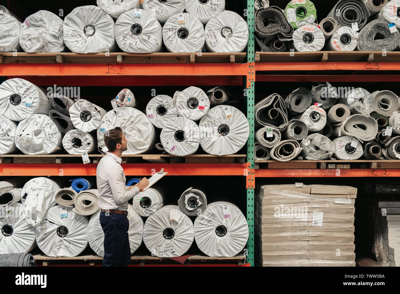 Responsabile di Magazzino il controllo delle giacenze di magazzino utilizzando gli appunti Foto Stock