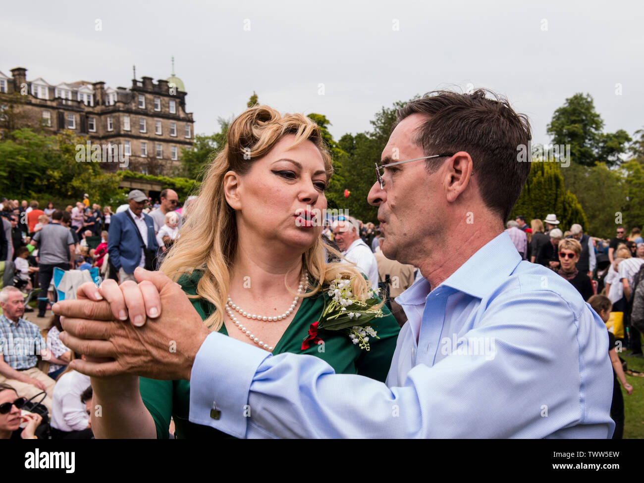 Coppia danzante con la donna busbana francese su 1940s Day, Harrogate, England, Regno Unito, 23 giugno 2019. Foto Stock