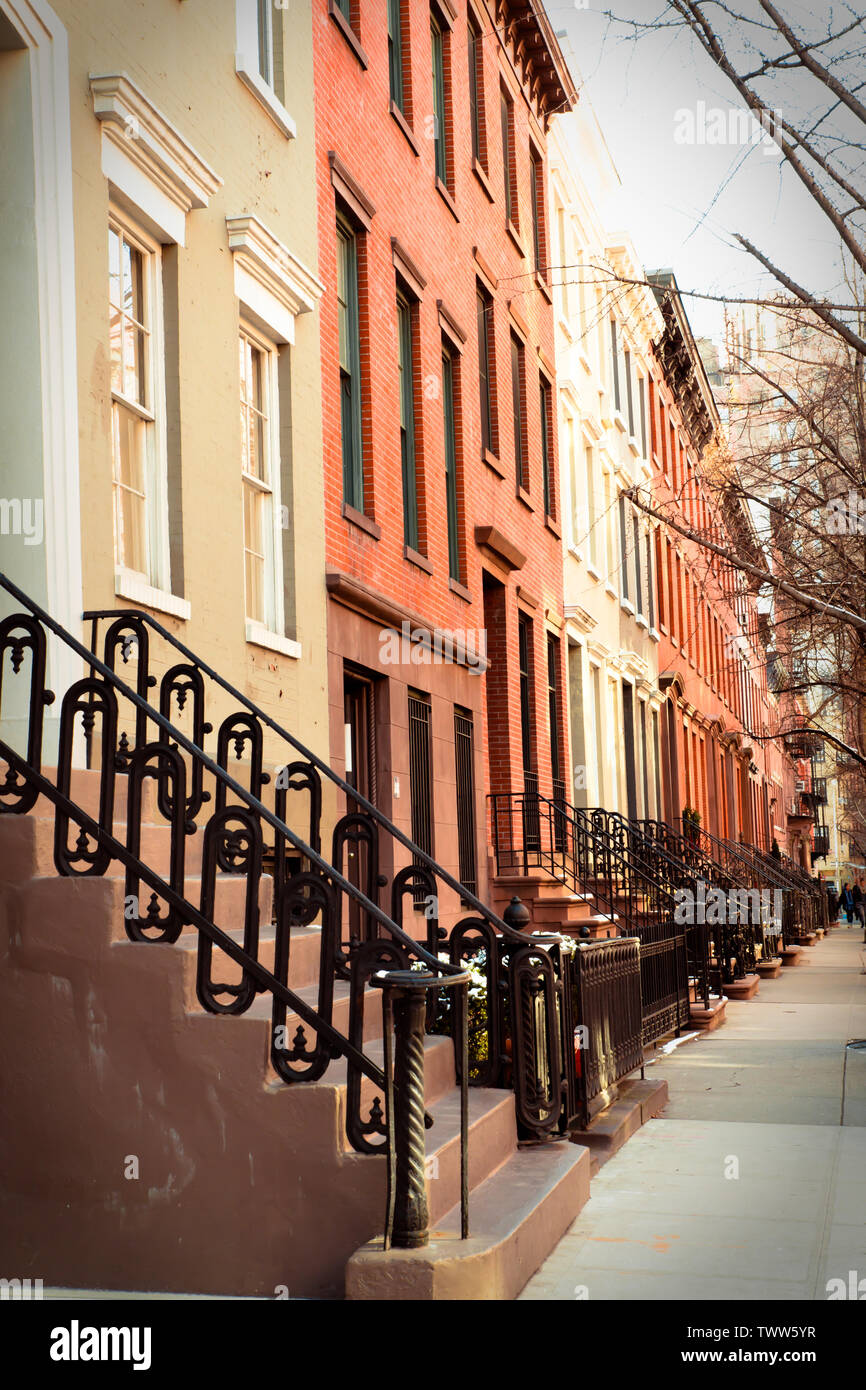 Fila di bel mattone e arenaria New York City Apartments visto dall'esterno. Foto Stock