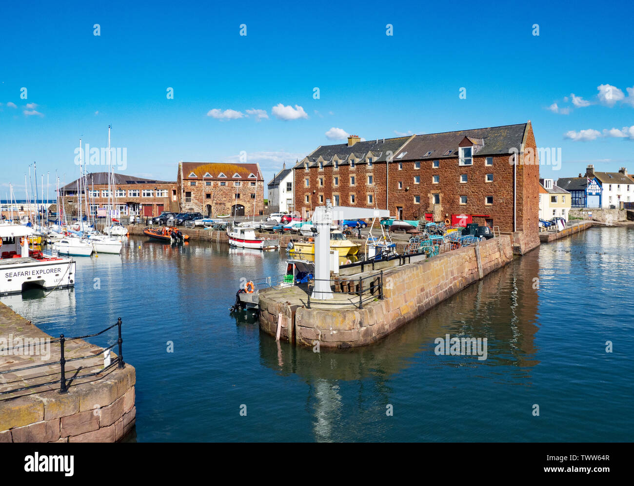 Ripresa a tutto campo della North Berwick Harbour, East Lothian, Scozia, Regno Unito, in una giornata di sole. Foto Stock