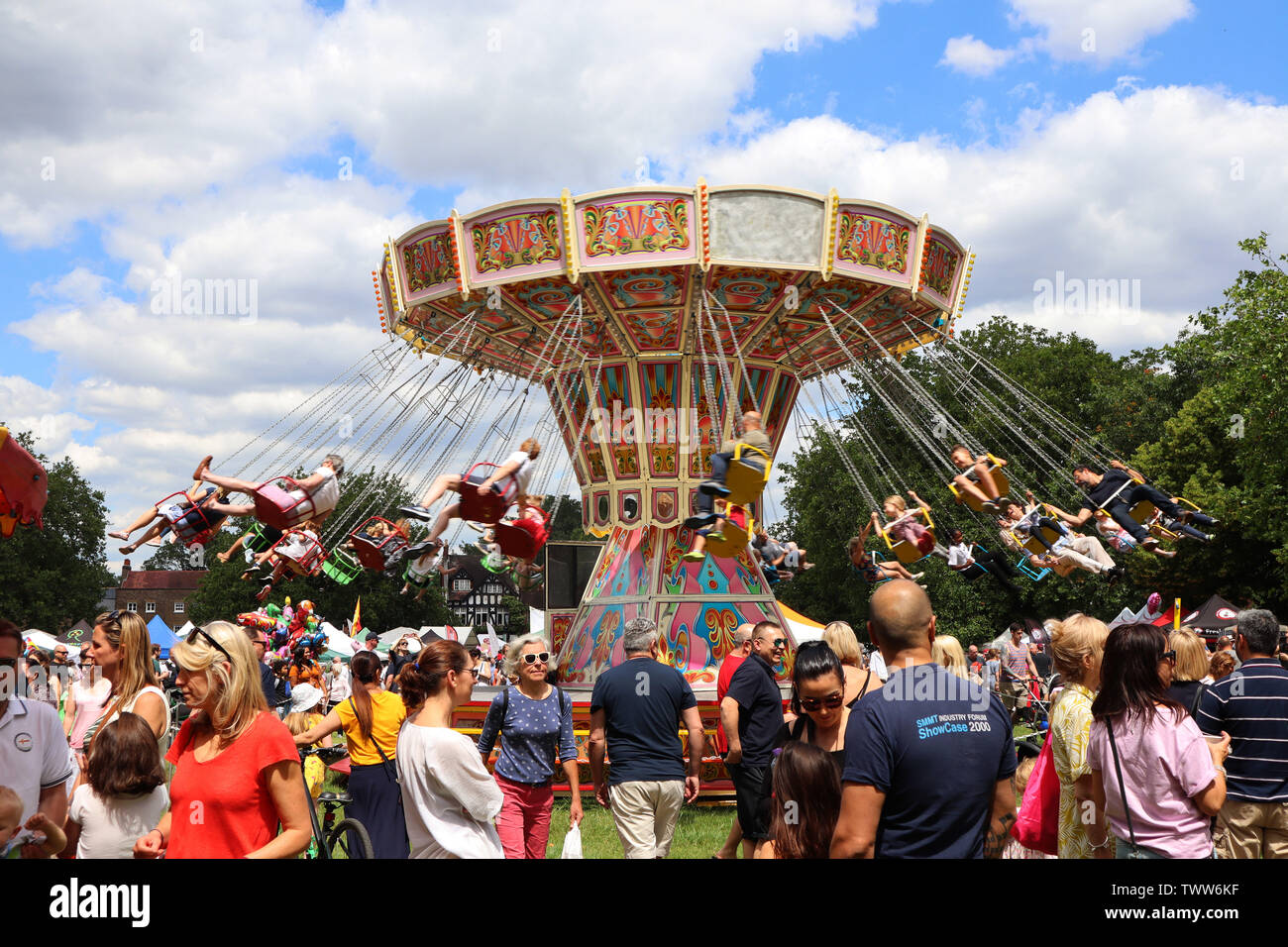 Obbligazioni Victorian fiera del divertimento battenti sedia-O-piani, Kew Fete, Kew Village Green, Londra, Regno Unito, 22 giugno 2019, Foto di Richard Goldschmidt Foto Stock